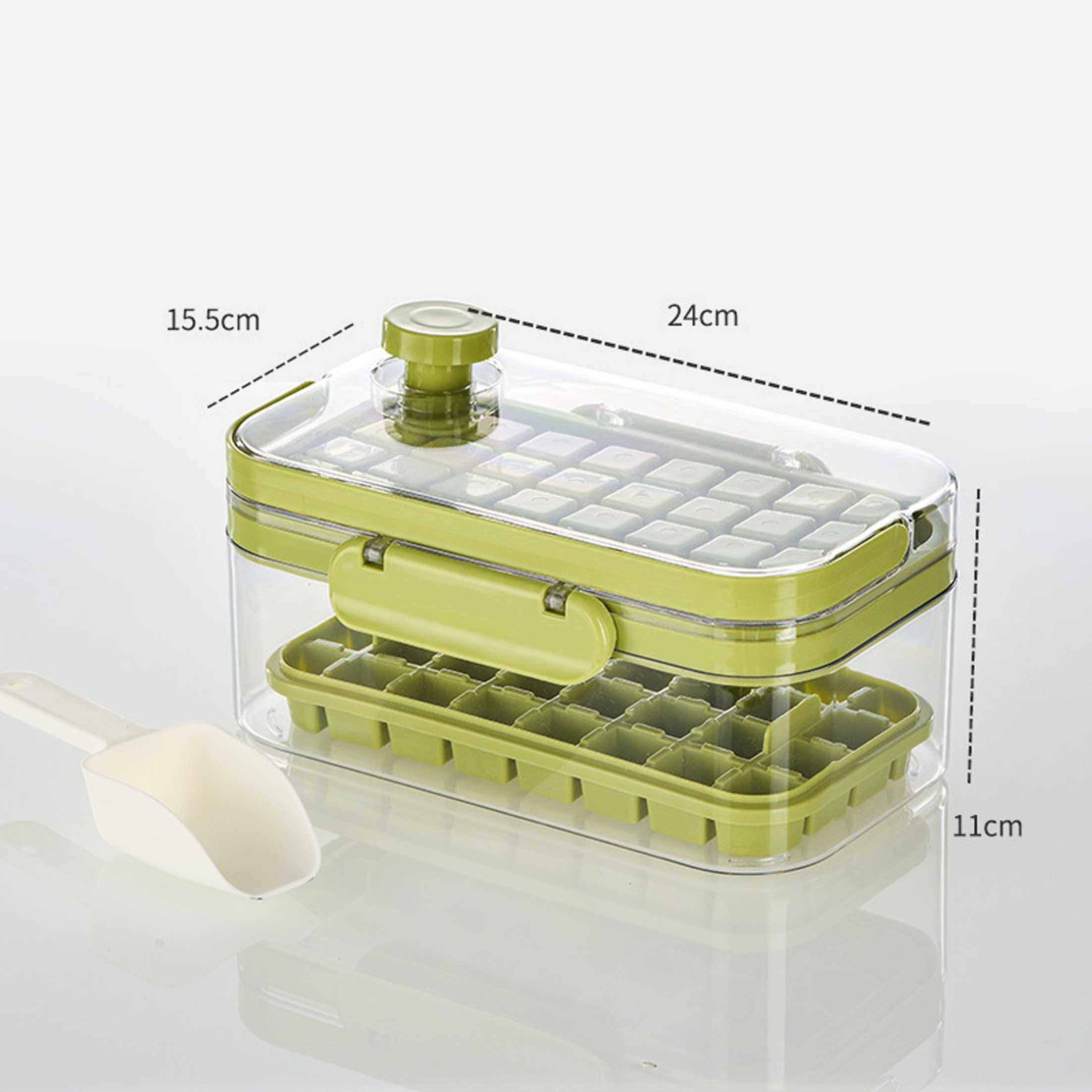 Transparenter Eiswürfelbehälter mit grünem Deckel und Boden, einem weißen Löffel und Maßangaben.