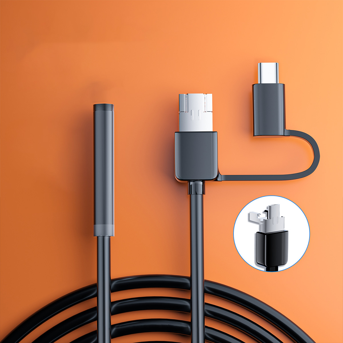 Czarne kable USB z różnymi złączami na pomarańczowym tle. Okrągła wstawka pokazuje złącze.