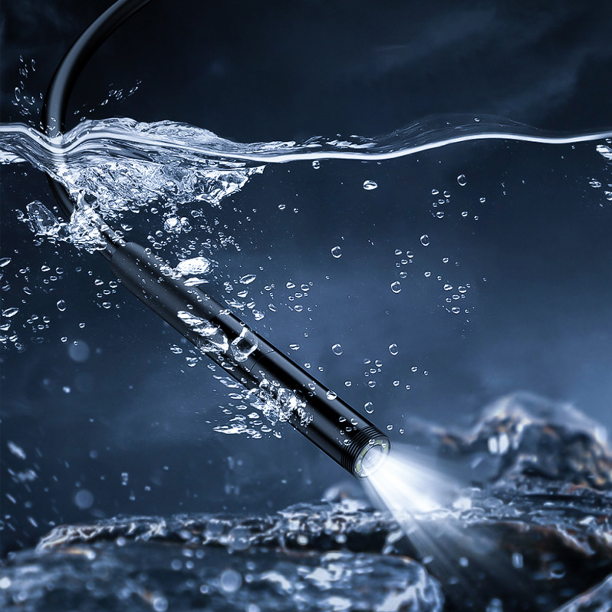 Czarny endoskop zanurzony w wodzie, emitujący jasne światło. Bąbelki powietrza unoszą się, tworząc dynamiczną podwodną scenę.