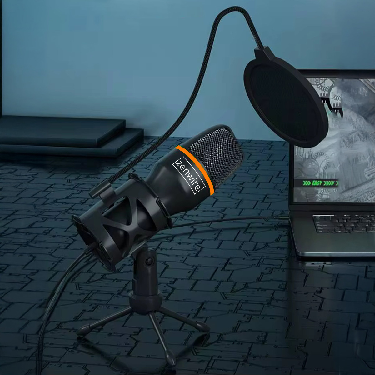 Czarny mikrofon Zenwire z filtrem pop jest ustawiony w pobliżu laptopa. Tło przedstawia ciemną, teksturowaną powierzchnię.