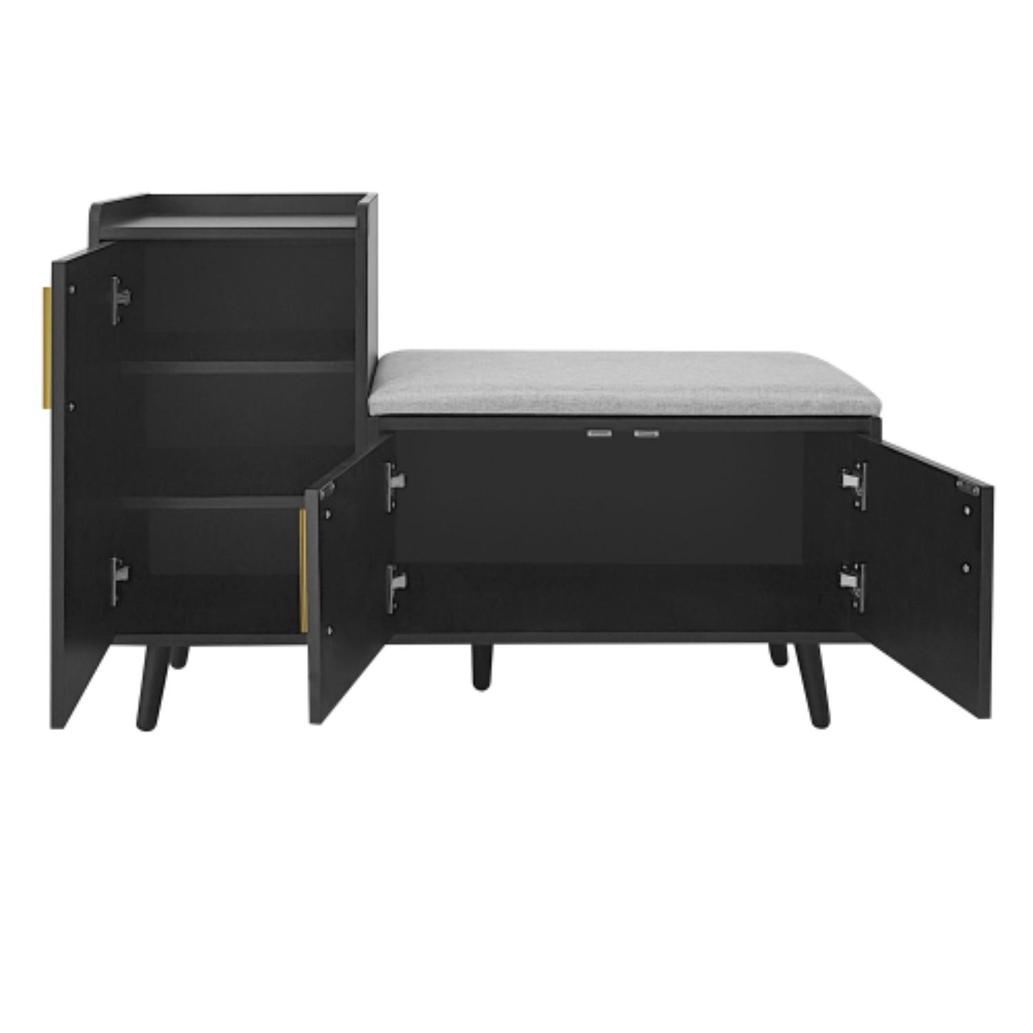 Ein schwarzer Schuhschrank mit offenen Türen, eine grau gepolsterte Bank und goldene Griffe. Der Schrank hat Regale und ist auf Weiß isoliert.