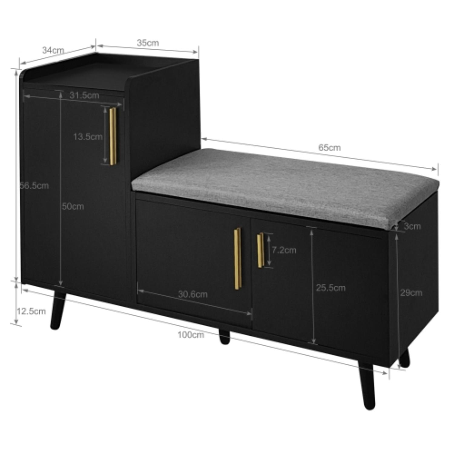 Schwarze Schuhbank mit grauem Sitzkissen. Der Schrank hat Türen und goldene Griffe. Die Maße sind in Zentimetern angegeben.