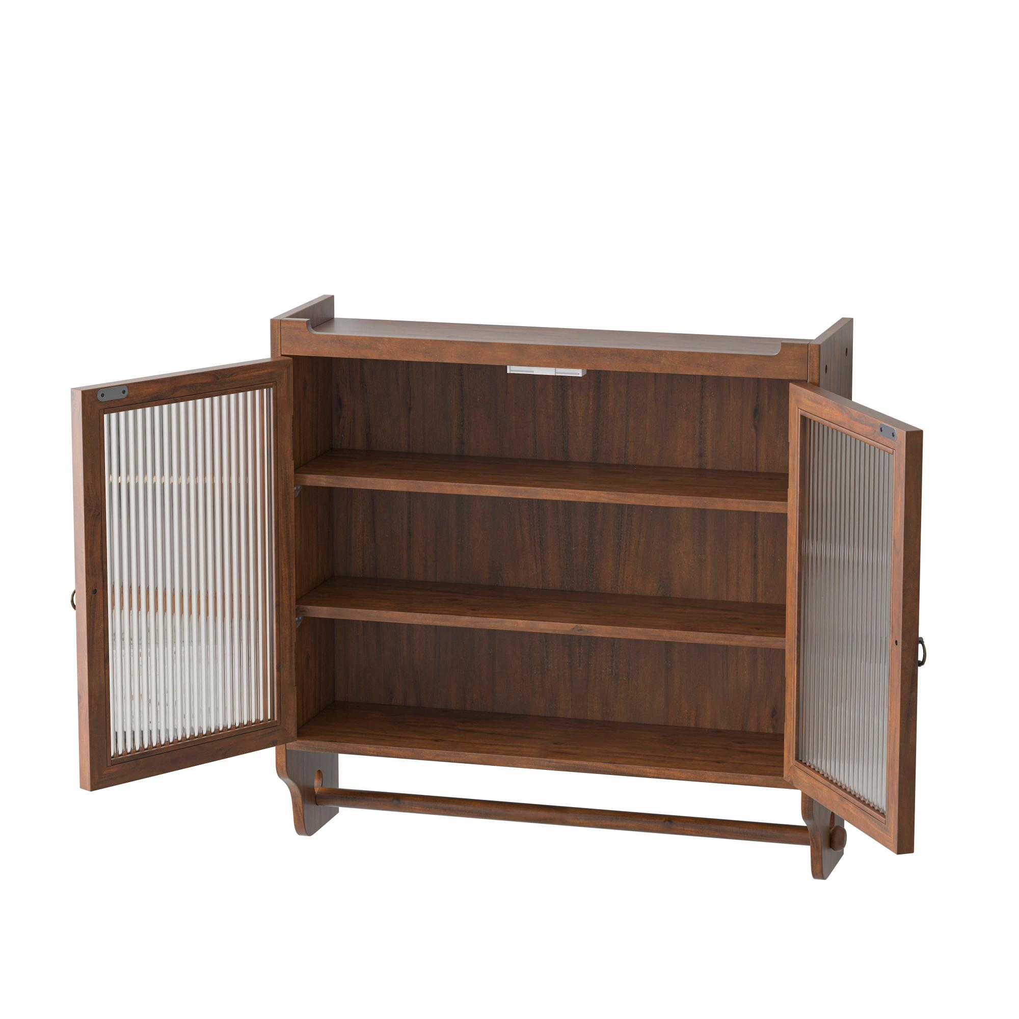 Ein Holzschrank mit zwei Glastüren und drei Einlegeböden. Die Türen sind geöffnet und geben den Innenraum frei. Der Schrank ist braun.