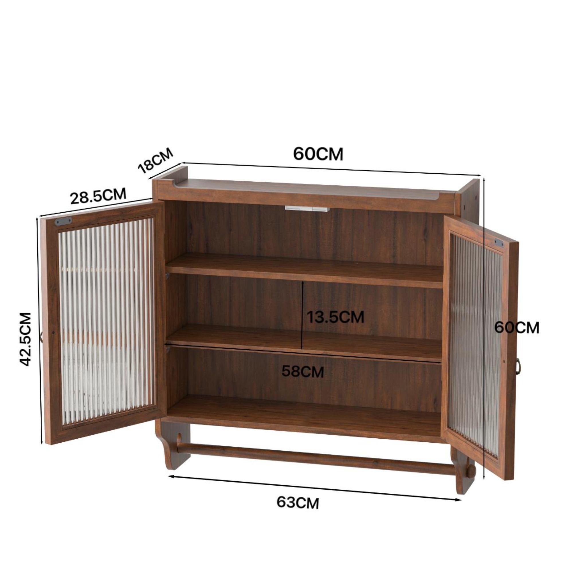 Holzschrank mit Glastüren. Er hat Regale und einen Handtuchhalter. Die Maße sind auf dem Bild angegeben.