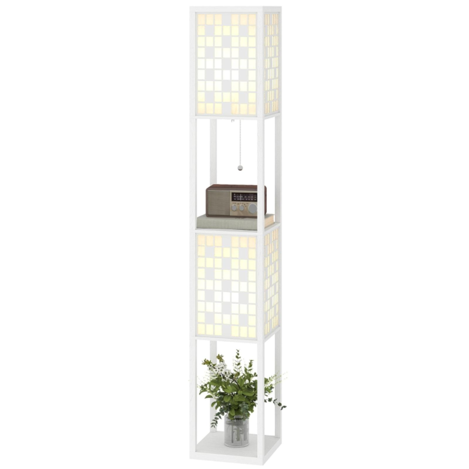 Eine weiße Stehlampe hat drei beleuchtete Abschnitte. Sie hat ein Radio auf einem Regal und eine Blumenvase unten.