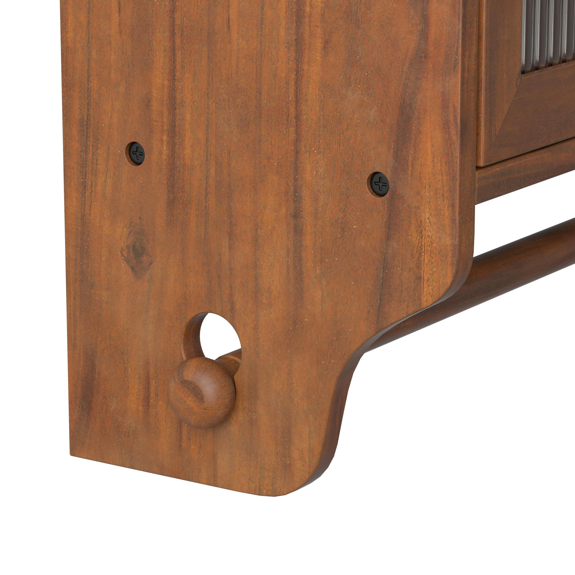 Nahaufnahme einer hölzernen Regal-Ecke. Braunes Holz mit Schraubendetails. Abgerundeter Knopf und Handtuchhalter sichtbar. Weißer Hintergrund.