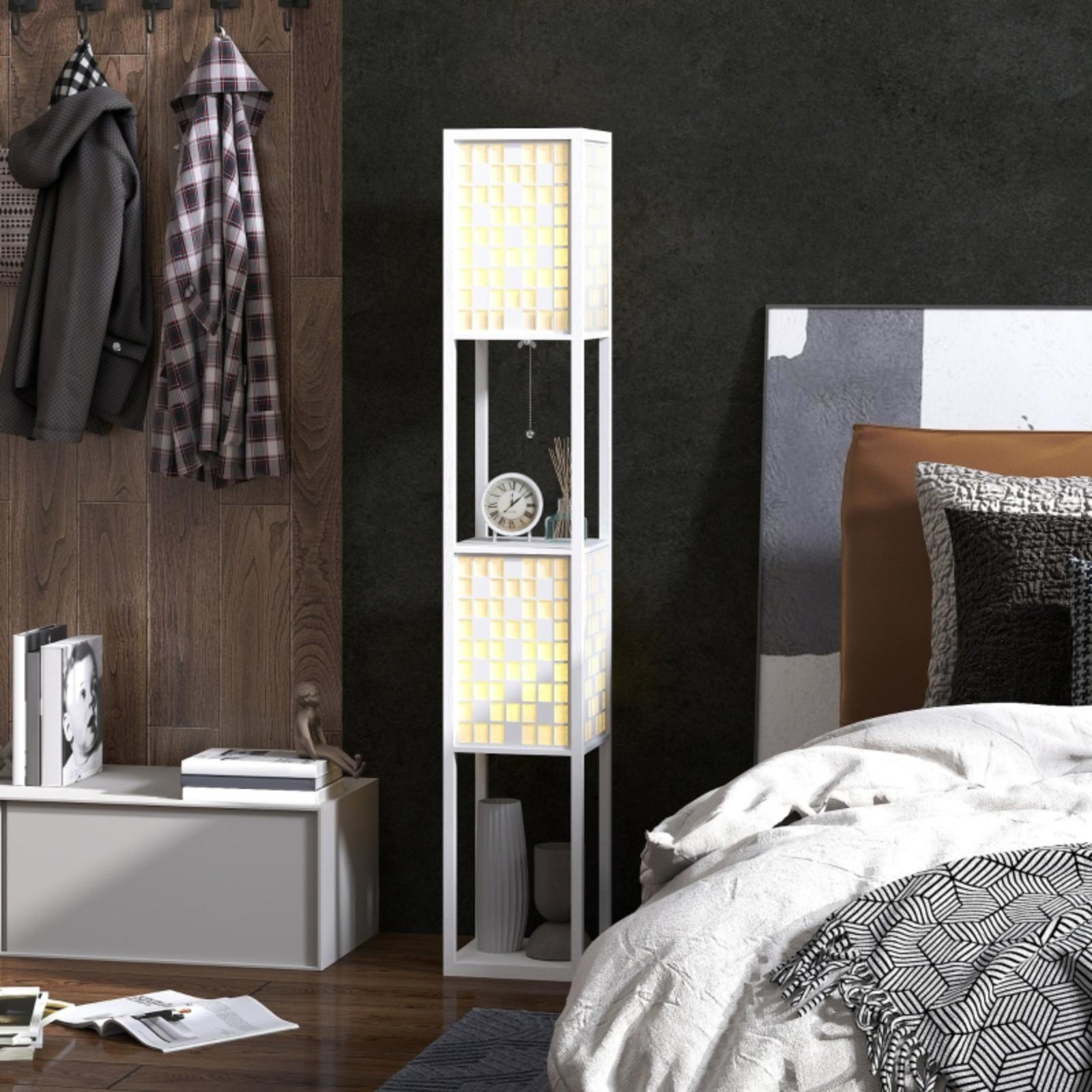 Ein Schlafzimmer mit weißer Lampe, Bett, Schrank und Dekoelementen. Die Lampe hat ein Gittermuster mit einer Uhr auf dem Regal.