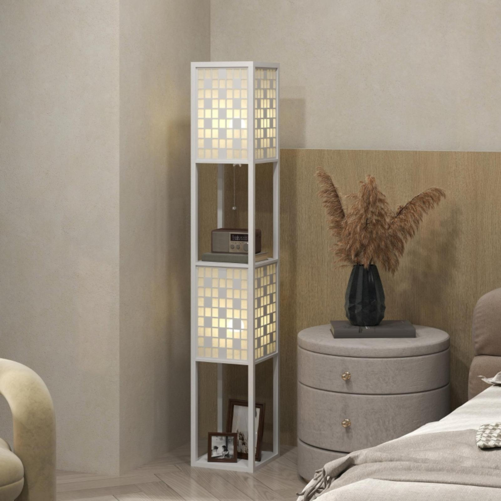 Eine weiße Stehlampe mit beleuchteten Quadraten, ein Nachttisch mit Vase und Pflanzen und ein Bett.