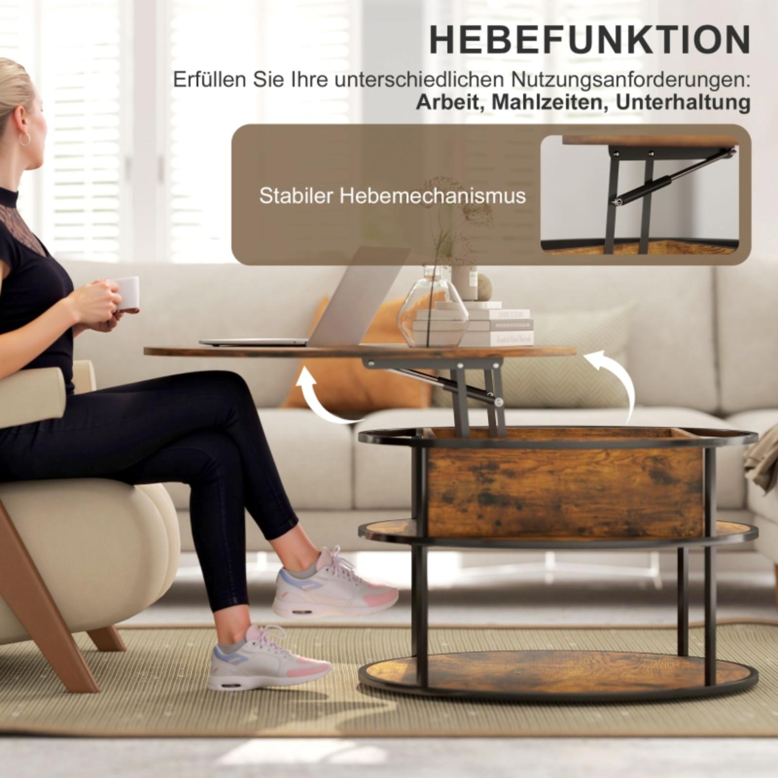 Eine Frau sitzt an einem hochklappbaren Couchtisch. Der Tisch hat eine Holzplatte und einen Sockel. Sie hält eine Tasse.