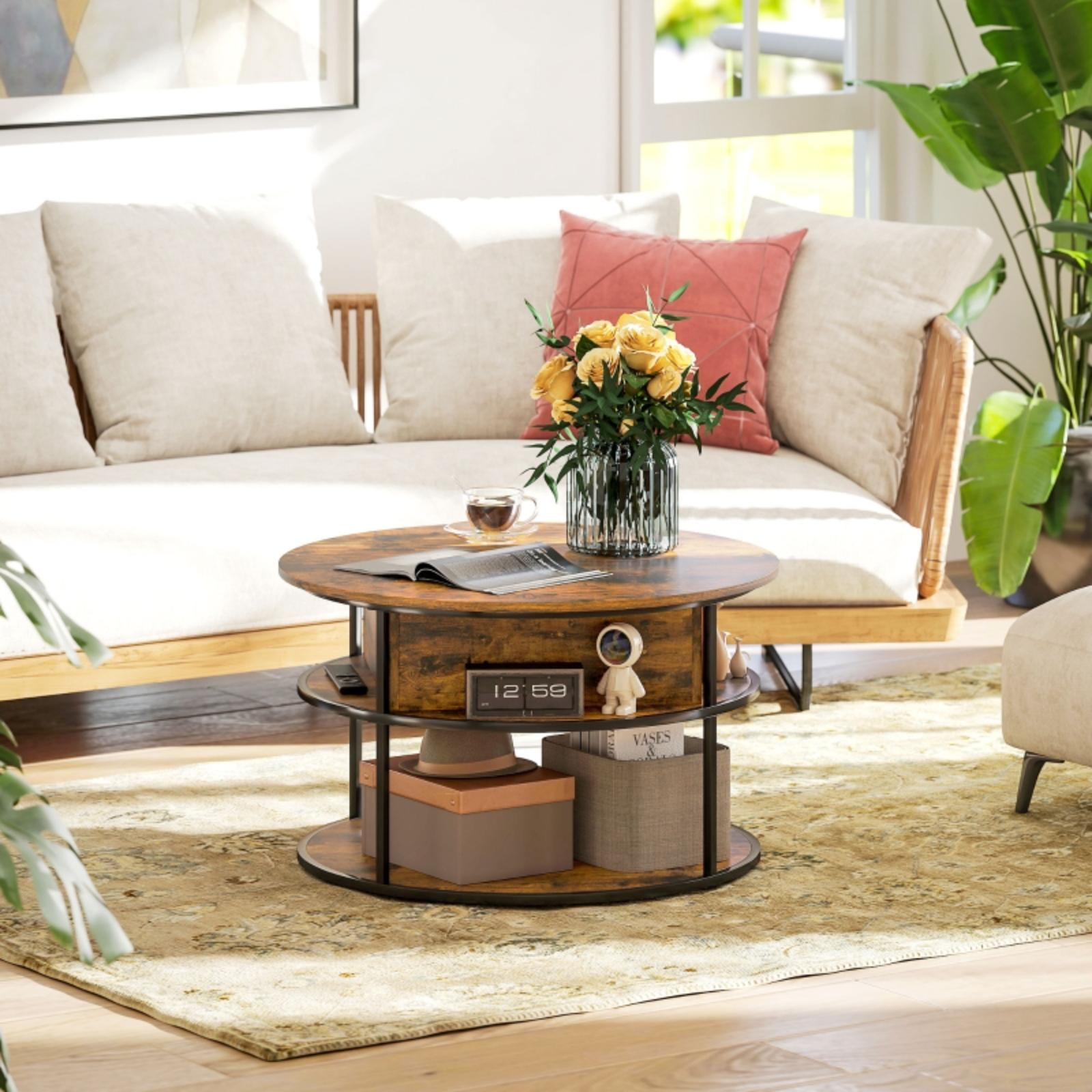 Ein Wohnzimmer mit rundem Couchtisch, Sofa und Pflanzen. Auf dem Tisch steht eine Vase mit Blumen.