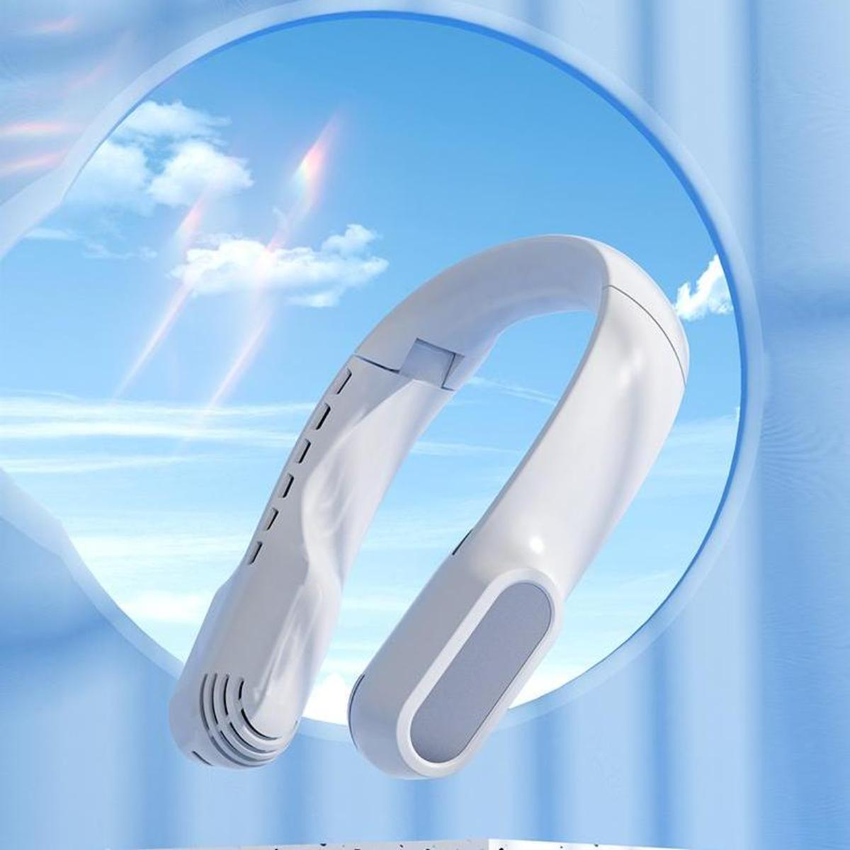 Ein weißer Nackenfächer wird vor einem himmelblauen Hintergrund gezeigt, der eine Szene im Sommer simuliert. Das Design des Fächers ist modern und elegant.