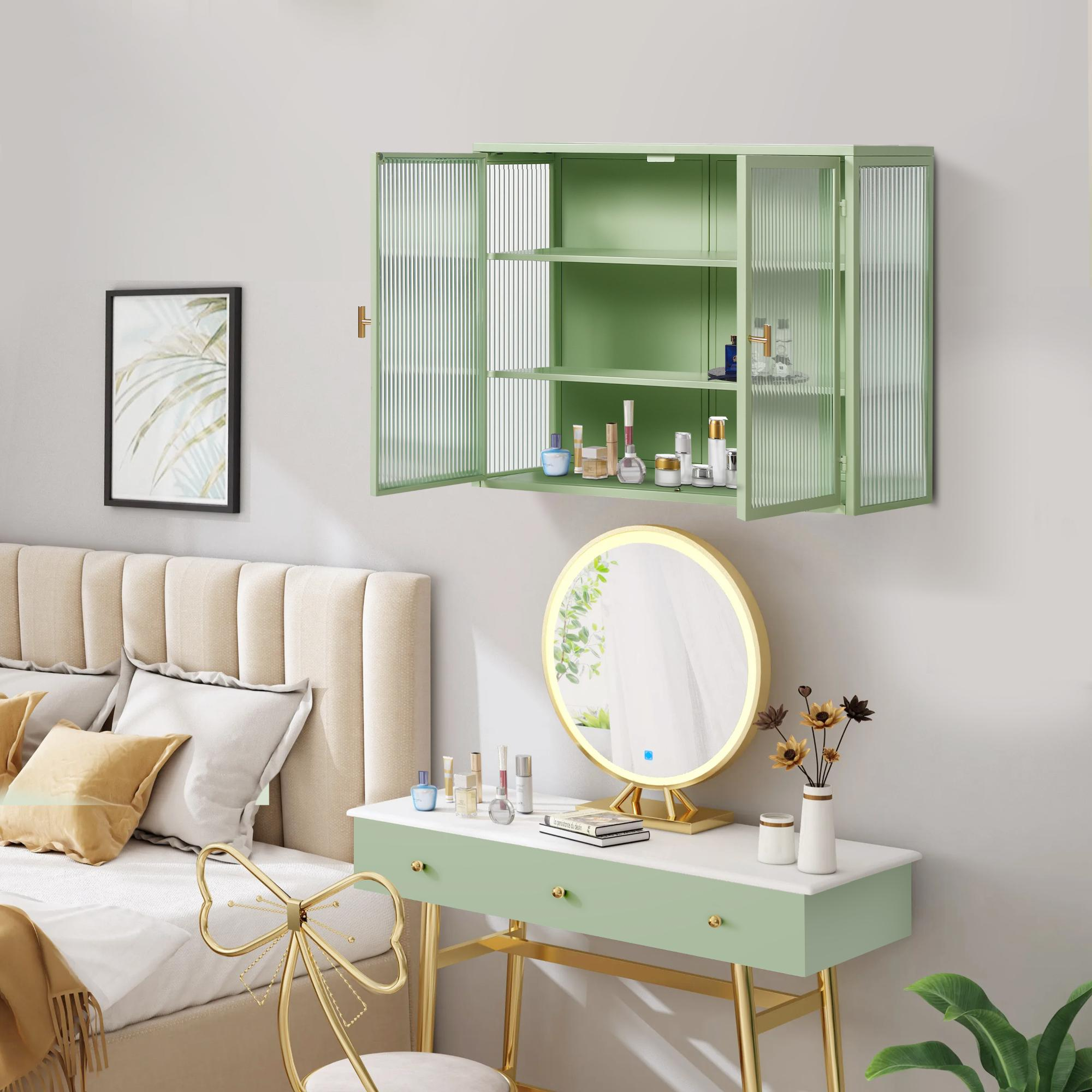 Schlafzimmer mit grünem Schrank, Spiegel und Schminktisch. Bett links. Verschiedene Kosmetika auf dem Waschtisch.