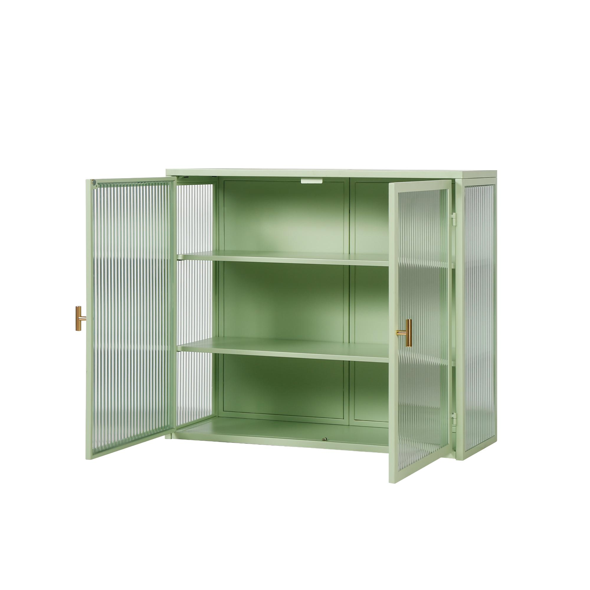 Ein grüner Schrank mit Glastüren ist geöffnet. Im Inneren befinden sich Regale. Die Griffe sind goldfarben.