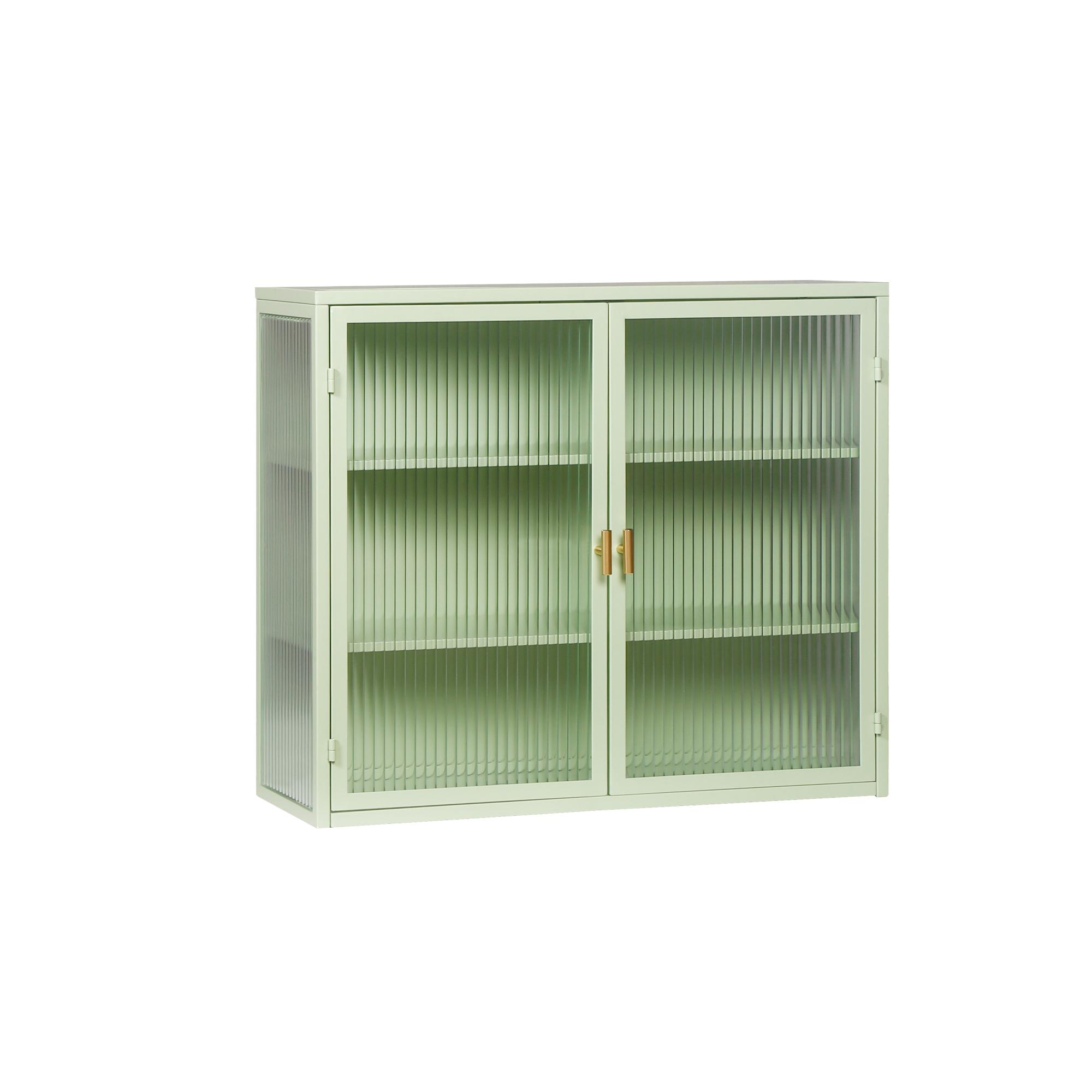 Ein hellgrüner Schrank mit geriffelten Glastüren und Regalen, vor weißem Hintergrund.
