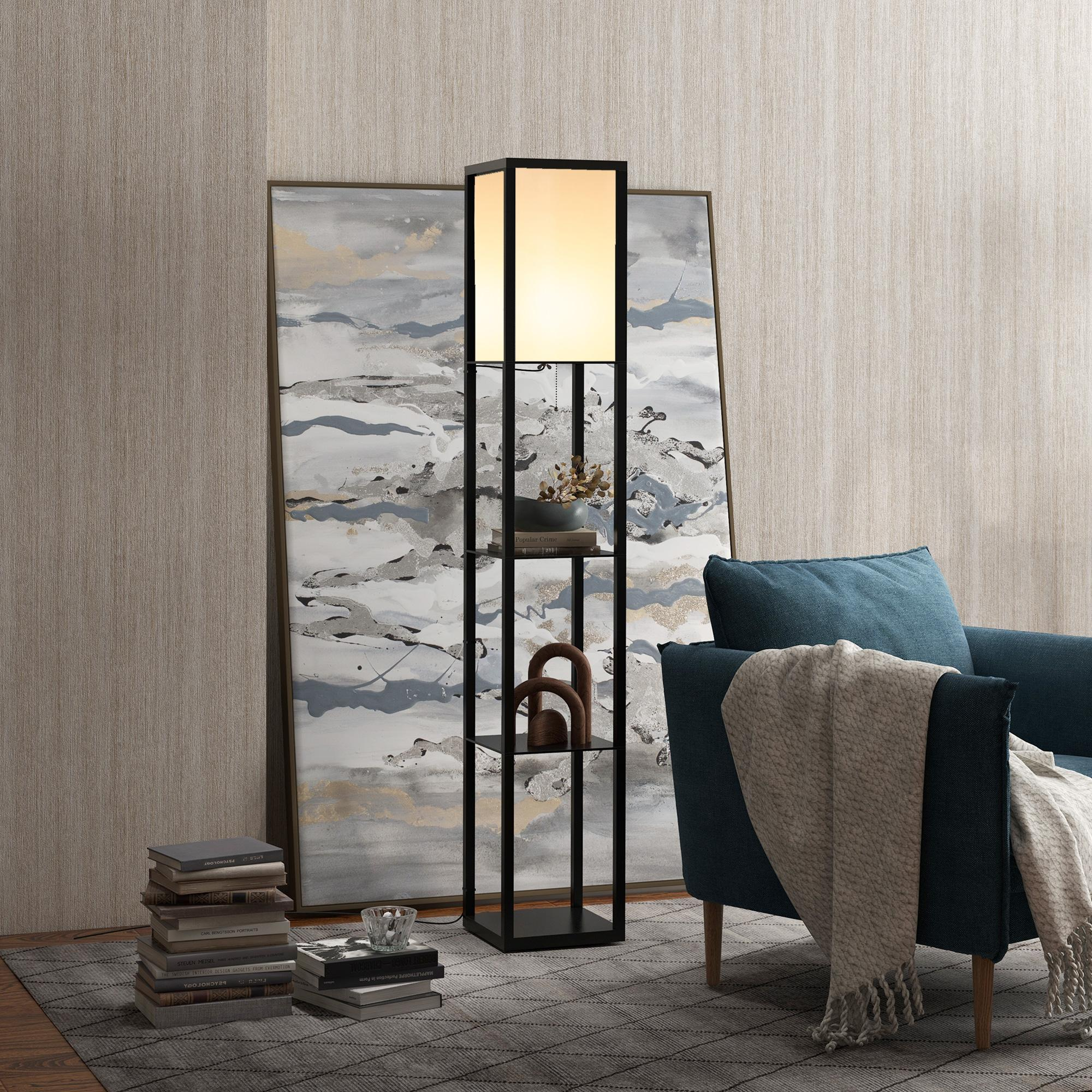 Stehlampe mit Regalen, blauer Sessel mit Decke, Bücher und Gemälde vor strukturierter Wand.