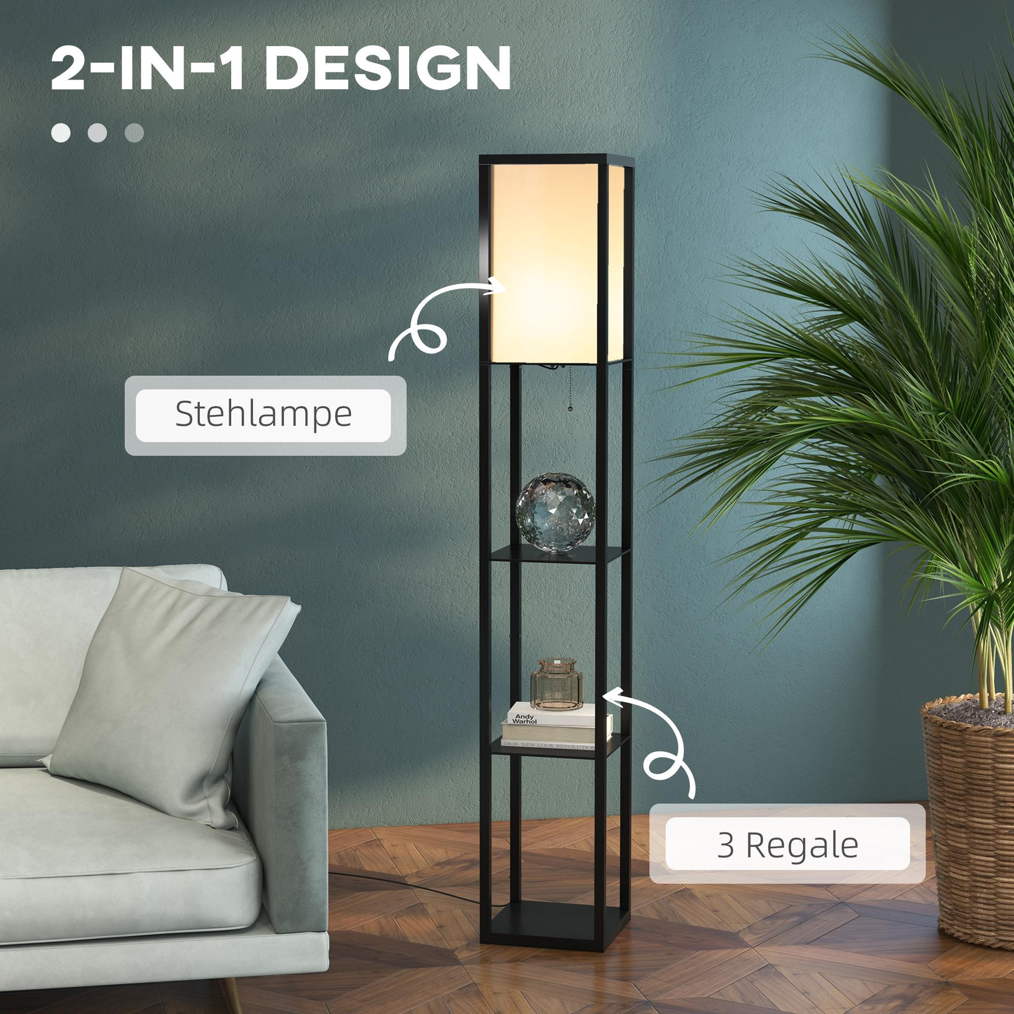 Eine schwarze Stehlampe mit Regalen, eine Pflanze und ein Sofa sind im Bild. Die Lampe hat einen Lampenschirm und Regale mit Objekten.