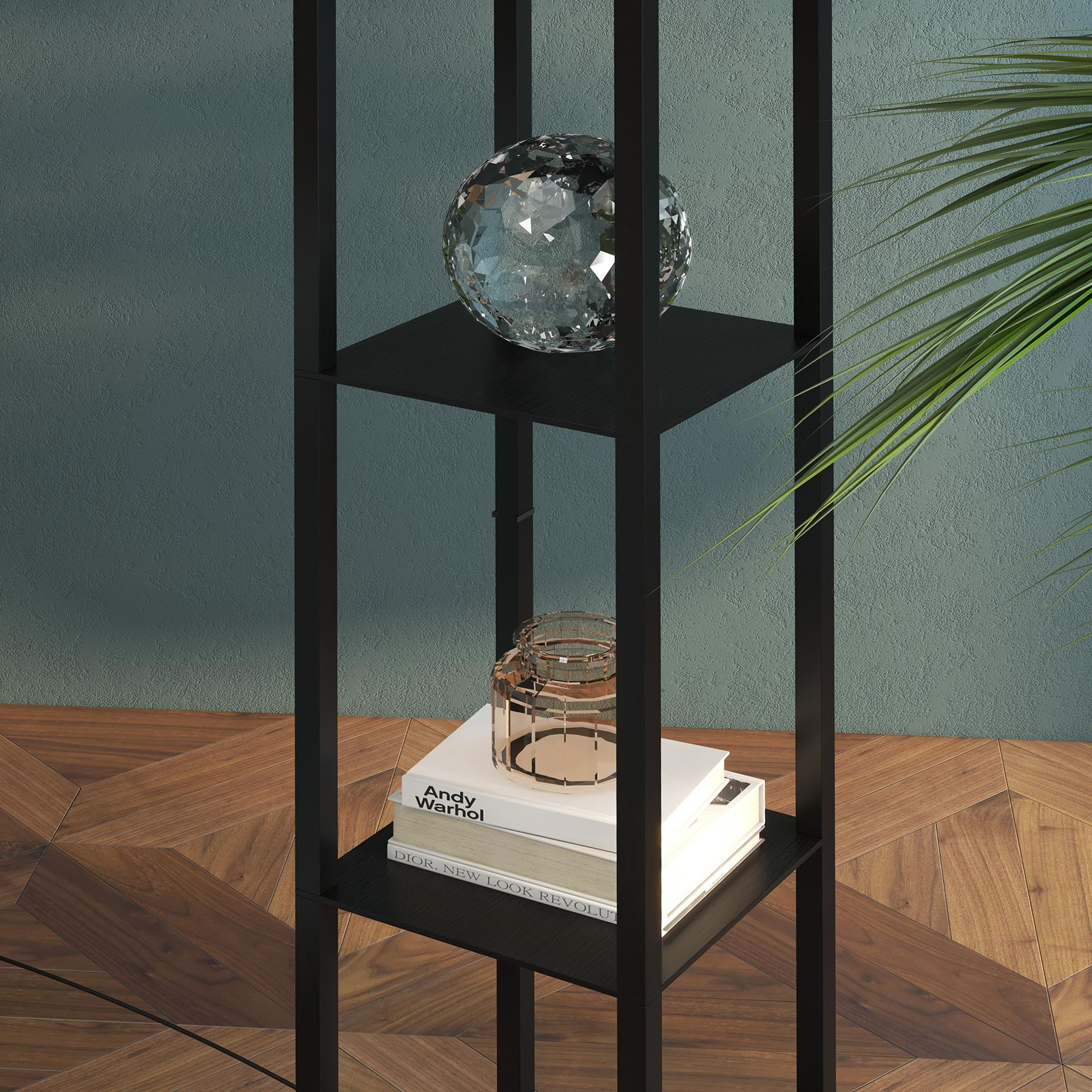 Schwarzes Metallregal mit Kristallkugel, Büchern und einem Glasgefäß. Holzboden und grüne Wand im Hintergrund.