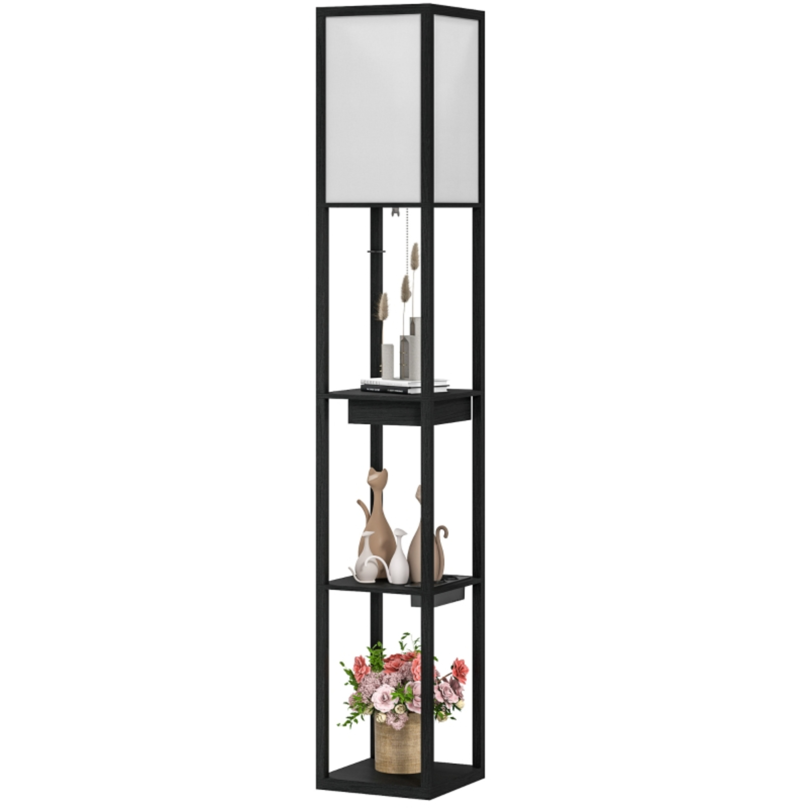 Eine schwarze Stehlampe mit weißem Lampenschirm und Regalen. Regale zeigen Vasen, Katzenfiguren, Bücher und einen Blumentopf.