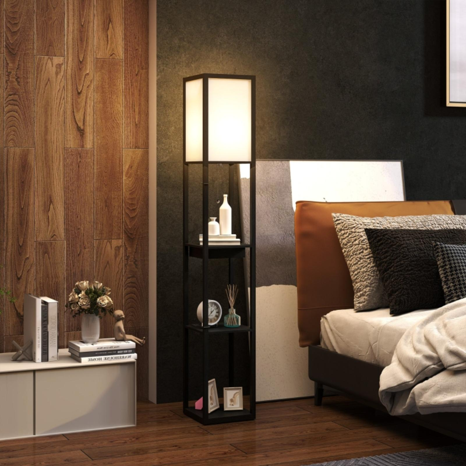Ein modernes Schlafzimmer mit Stehlampe, Regalen, Bett und Holzverkleidung. Der Raum ist hell und stilvoll.