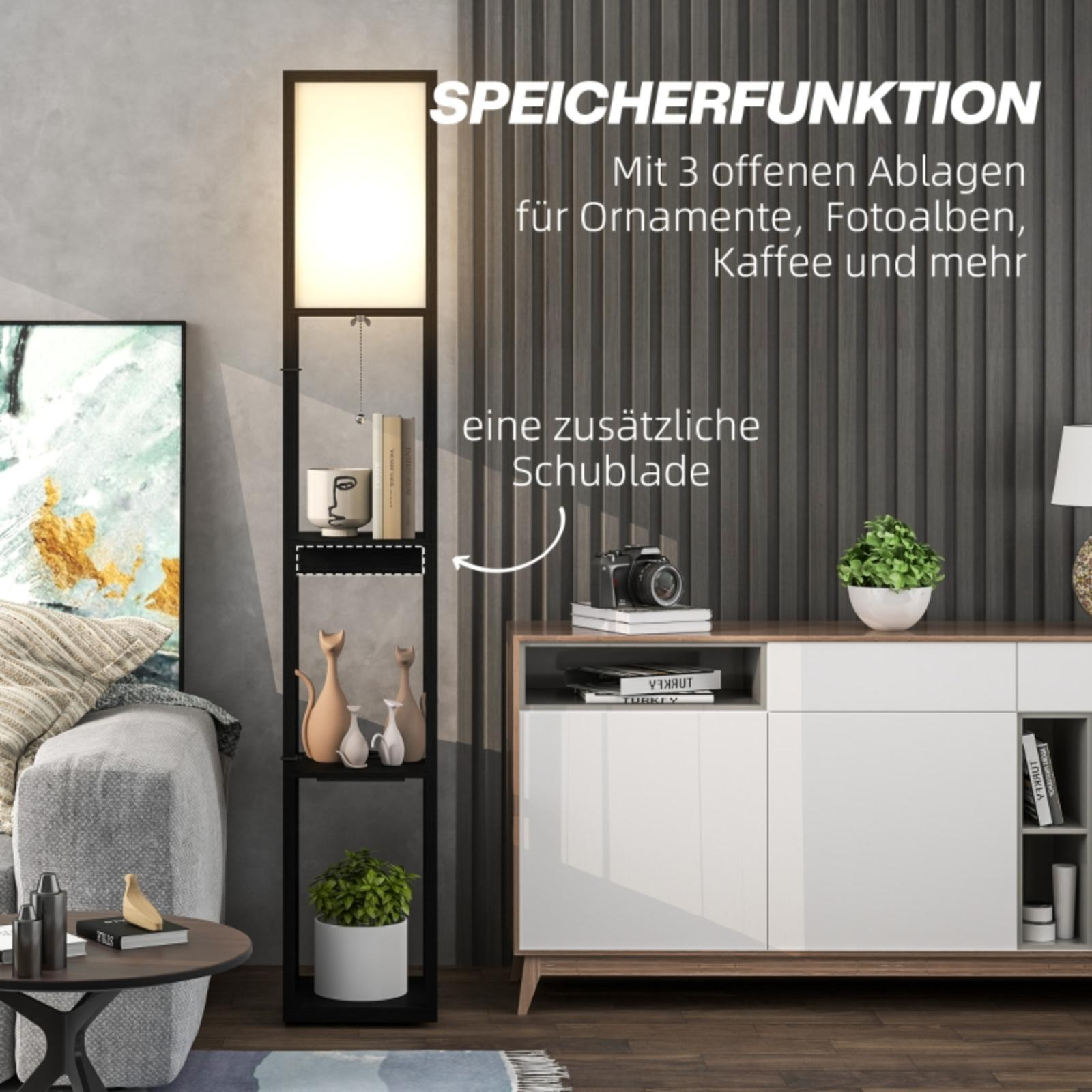 Eine schwarze Stehlampe mit Regalen steht in einem Raum. Es gibt ein Sofa, einen Tisch und einen Schrank. Die Lampe hat oben ein Licht.