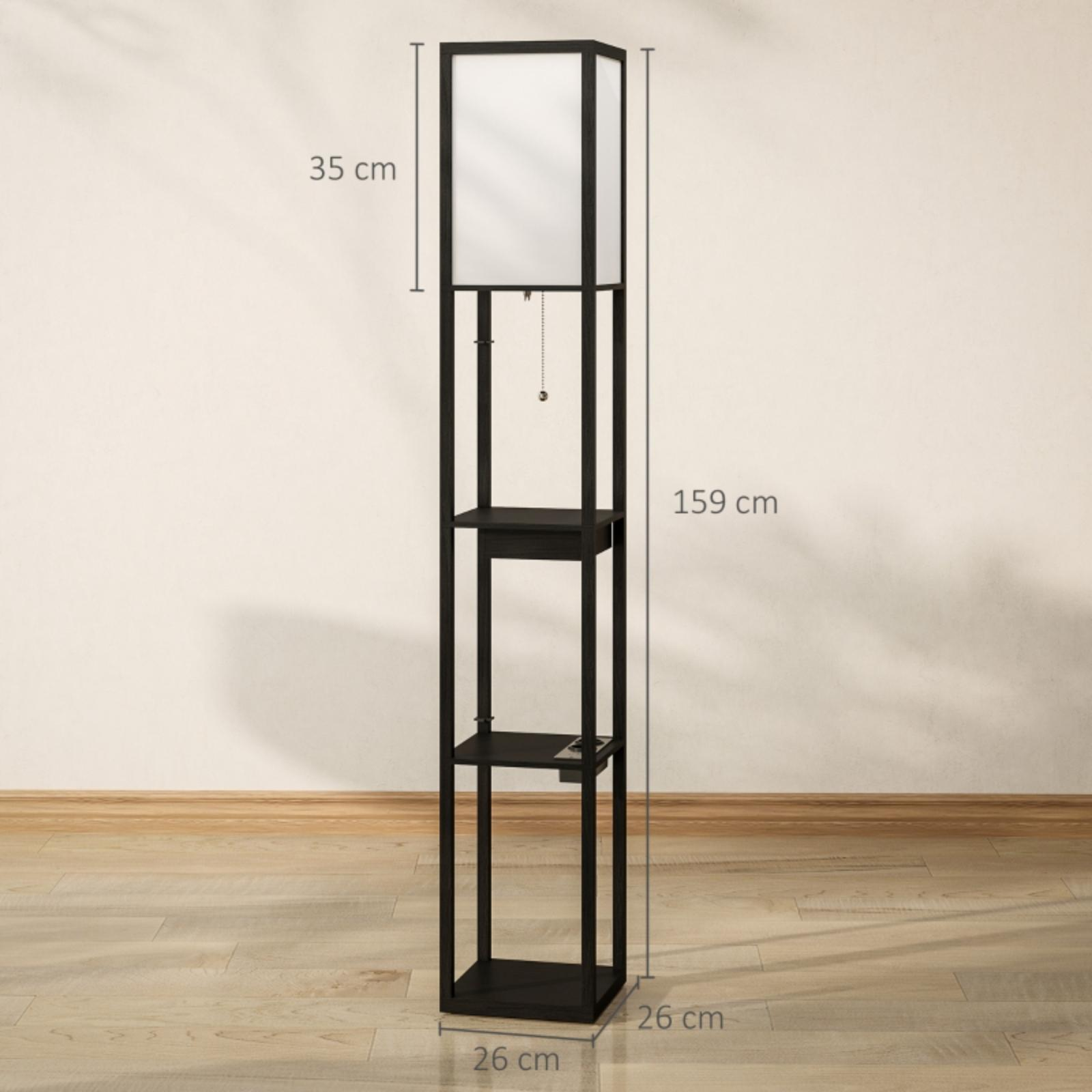 Schwarze Stehlampe mit weißem Schirm, zwei Ablagen und Zugkette. Sie steht hoch auf einem Holzboden vor einer neutralen Wand.