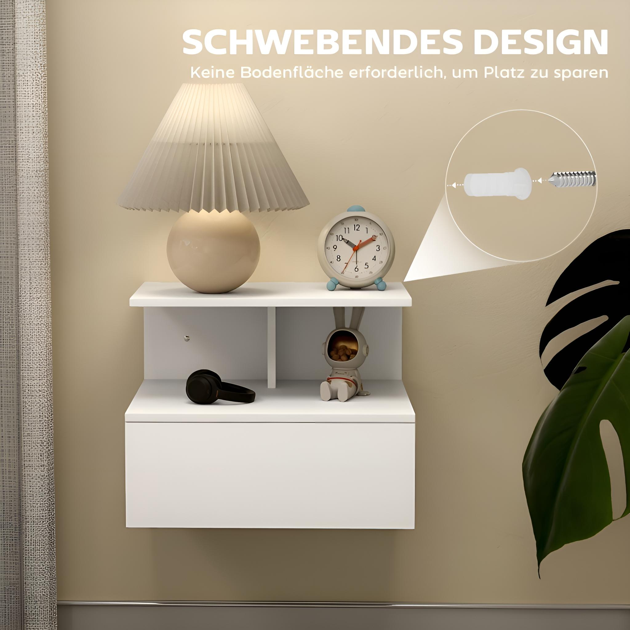 Ein weißer schwebender Nachttisch mit Lampe, Uhr, Kopfhörern und Figur, an einer beigen Wand. Monstera-Blatt rechts.