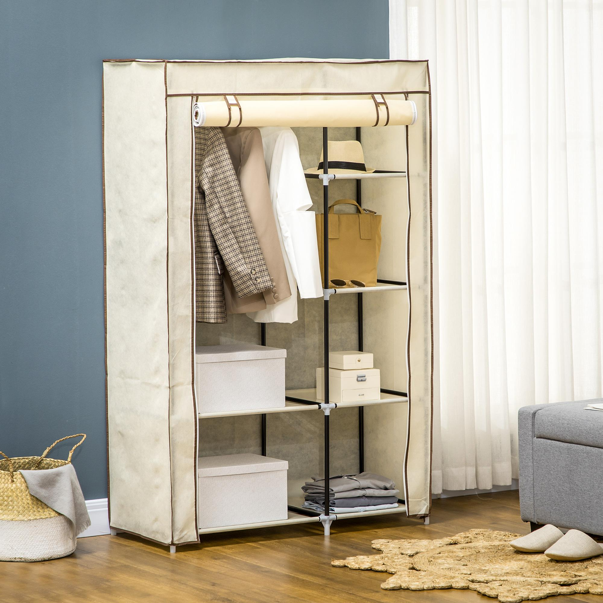 Ein tragbarer Kleiderschrank mit Kleidung, Kisten und Accessoires. Auf einem Holzboden mit Teppich und Korb.