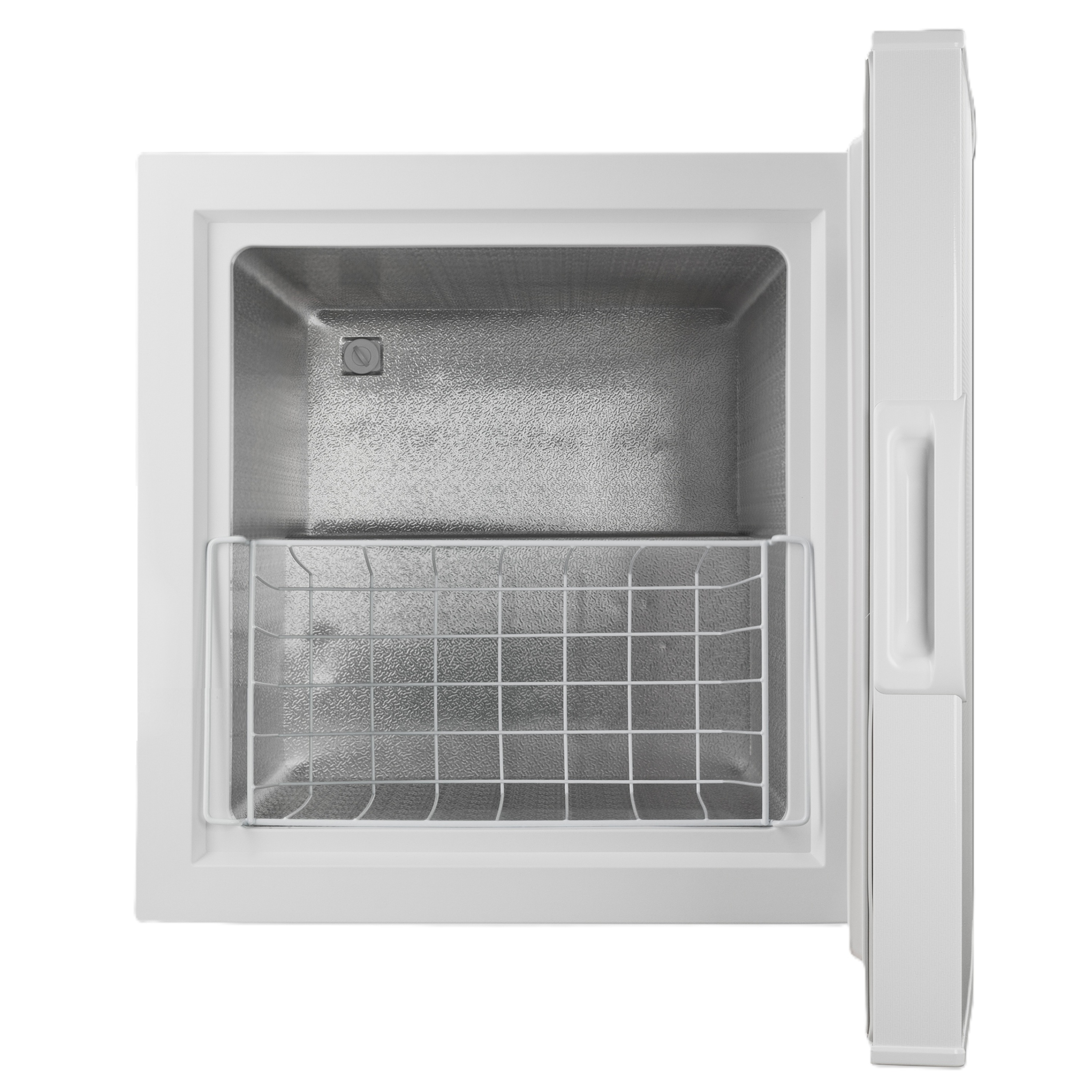 Un congelatore a pozzetto bianco aperto. L'interno è metallico. C'è un cestello di filo metallico all'interno. La porta è aperta di lato.