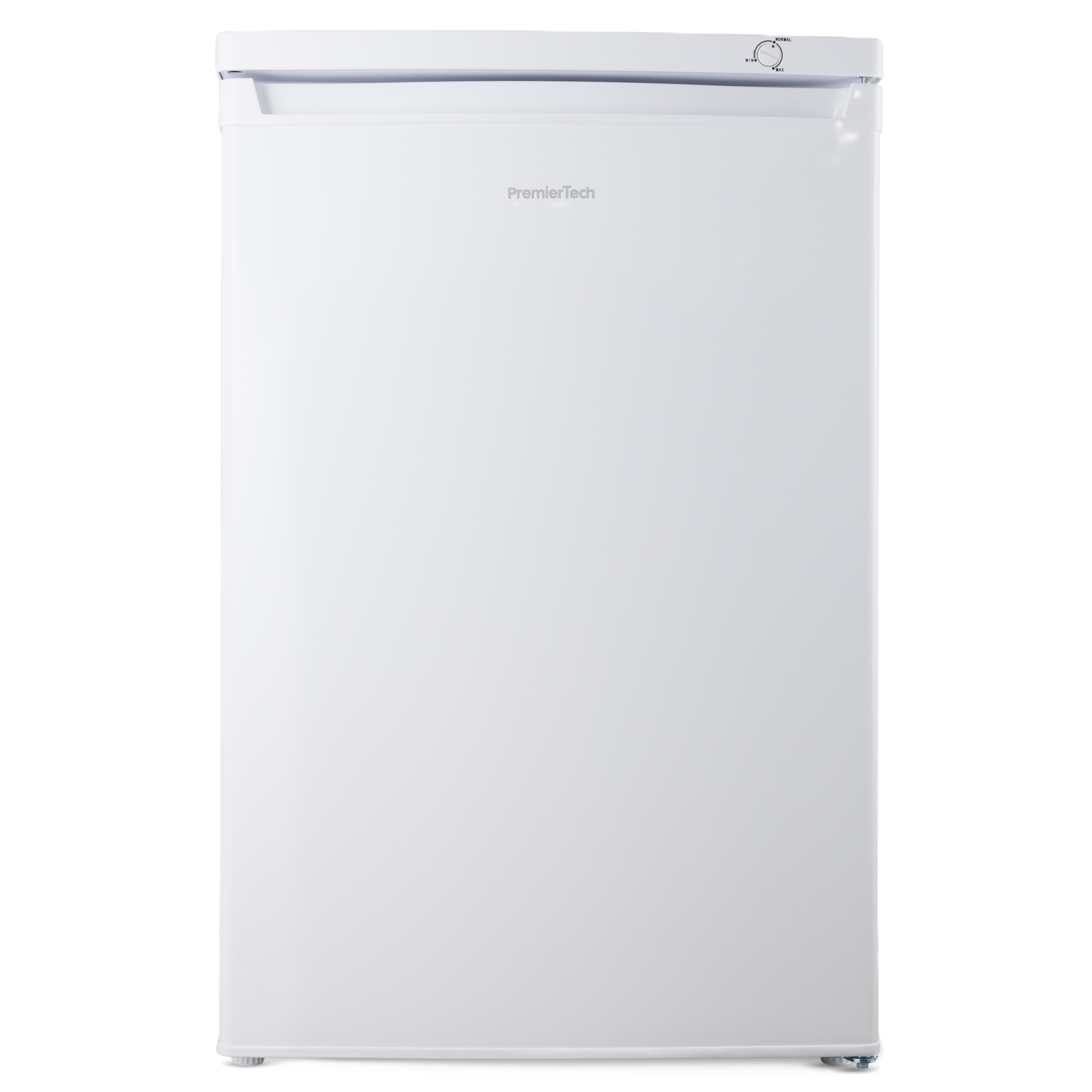 Un mini-frigorifero PremierTech bianco. La parte superiore ha una manopola di controllo della temperatura. La porta ha una maniglia. Sfondo bianco.