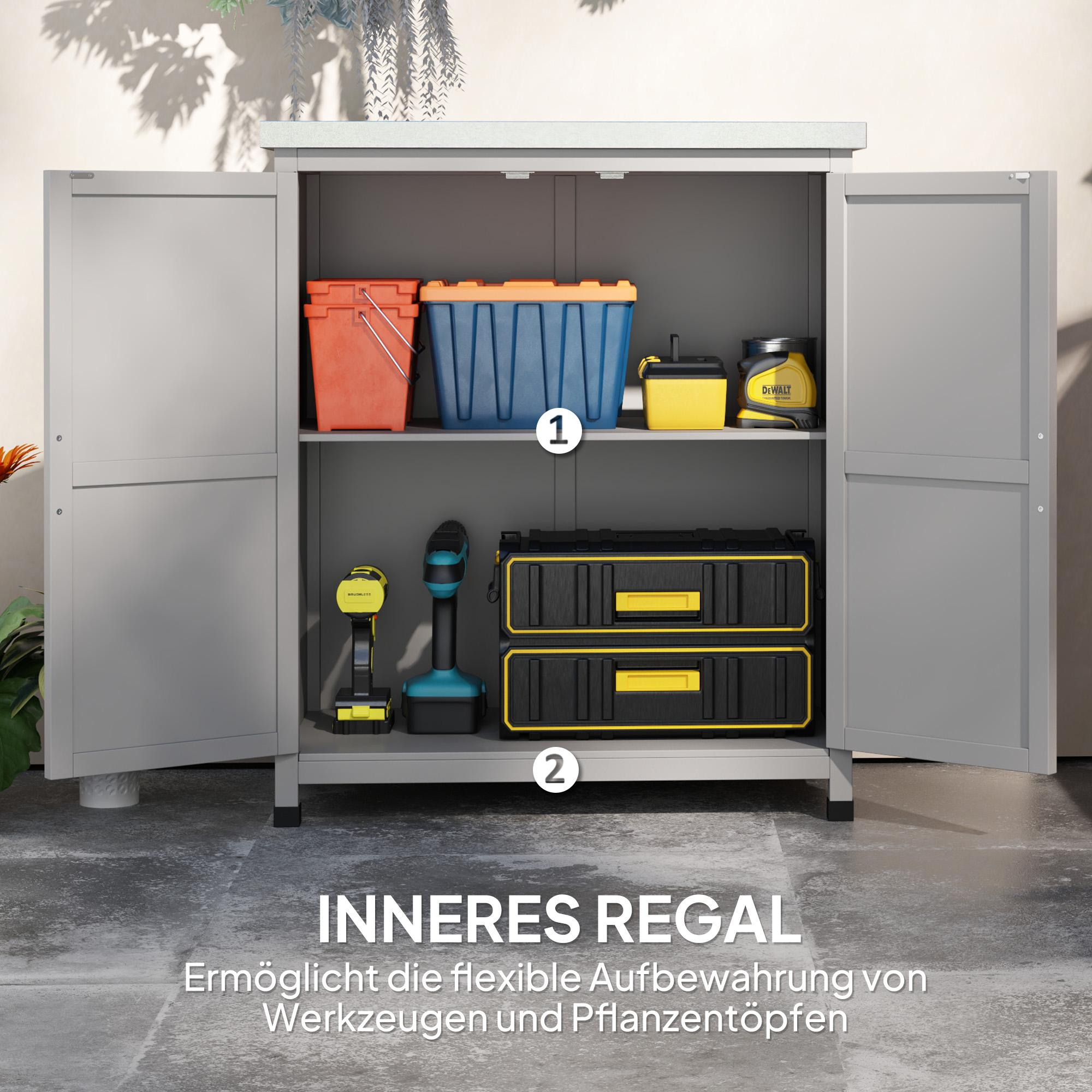 Offener grauer Schrank mit Werkzeugen und Behältern. Orangefarbener Eimer, blaue Tonne, schwarze Werkzeugkästen, Bohrmaschinen.