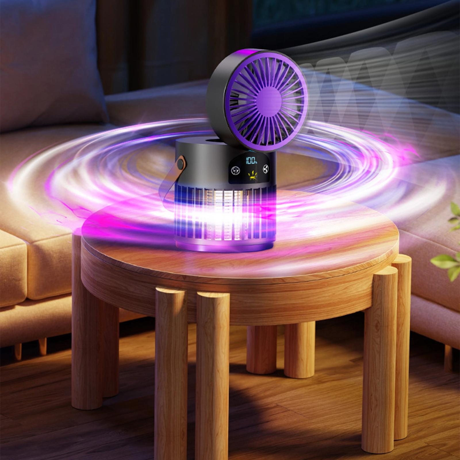 Ein elektrischer Moskitokiller steht auf einem Holztisch. Er hat einen lila Ventilator und strahlt ein violettes Licht aus. Der Hintergrund ist ein Raum.