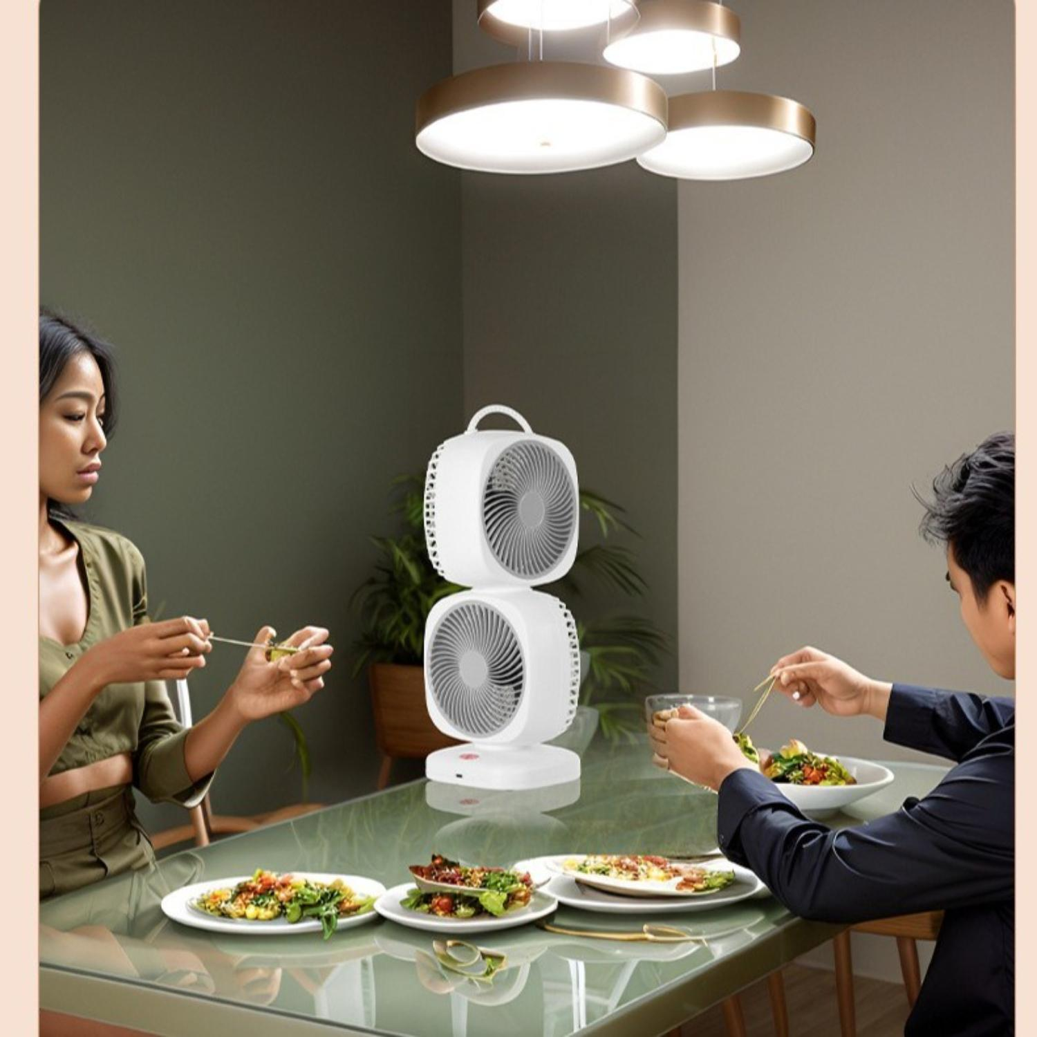 Ein Paar isst an einem Tisch. Ein Doppelfächer steht in der Mitte. Auf dem Tisch stehen Teller mit Essen. Eine Lampe ist oben.