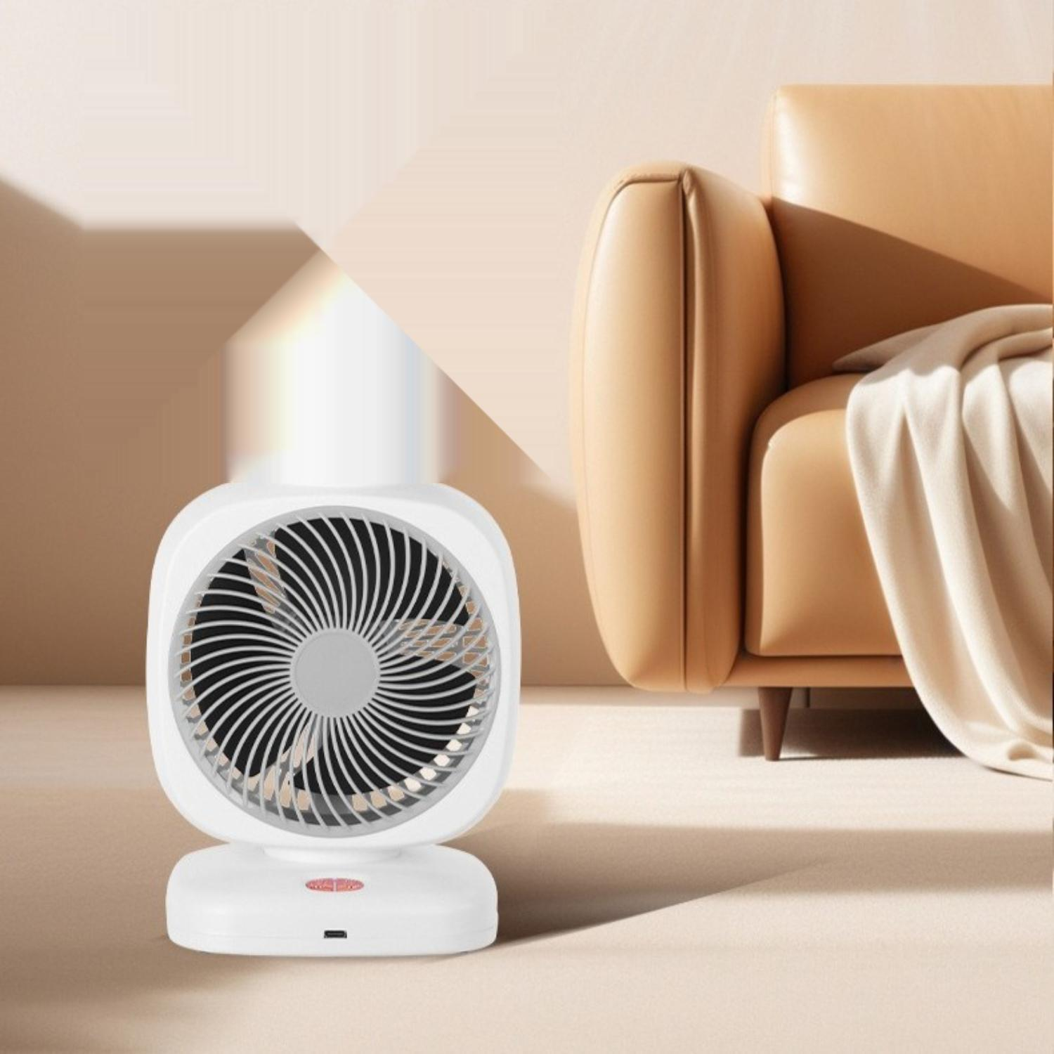 Ein weißer Ventilator im Vordergrund, ein beiges Sofa und eine weiße Decke im Hintergrund. Die Szene wird sanft beleuchtet.