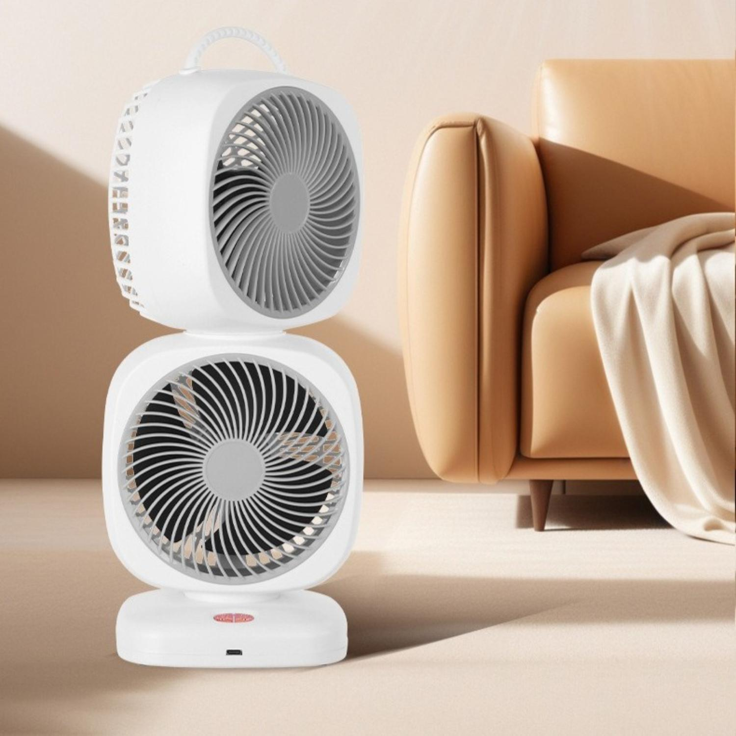 Ein weißer, gestapelter Ventilator mit grauen Flügeln. Im Hintergrund befindet sich eine beige Couch mit einer weißen Decke.
