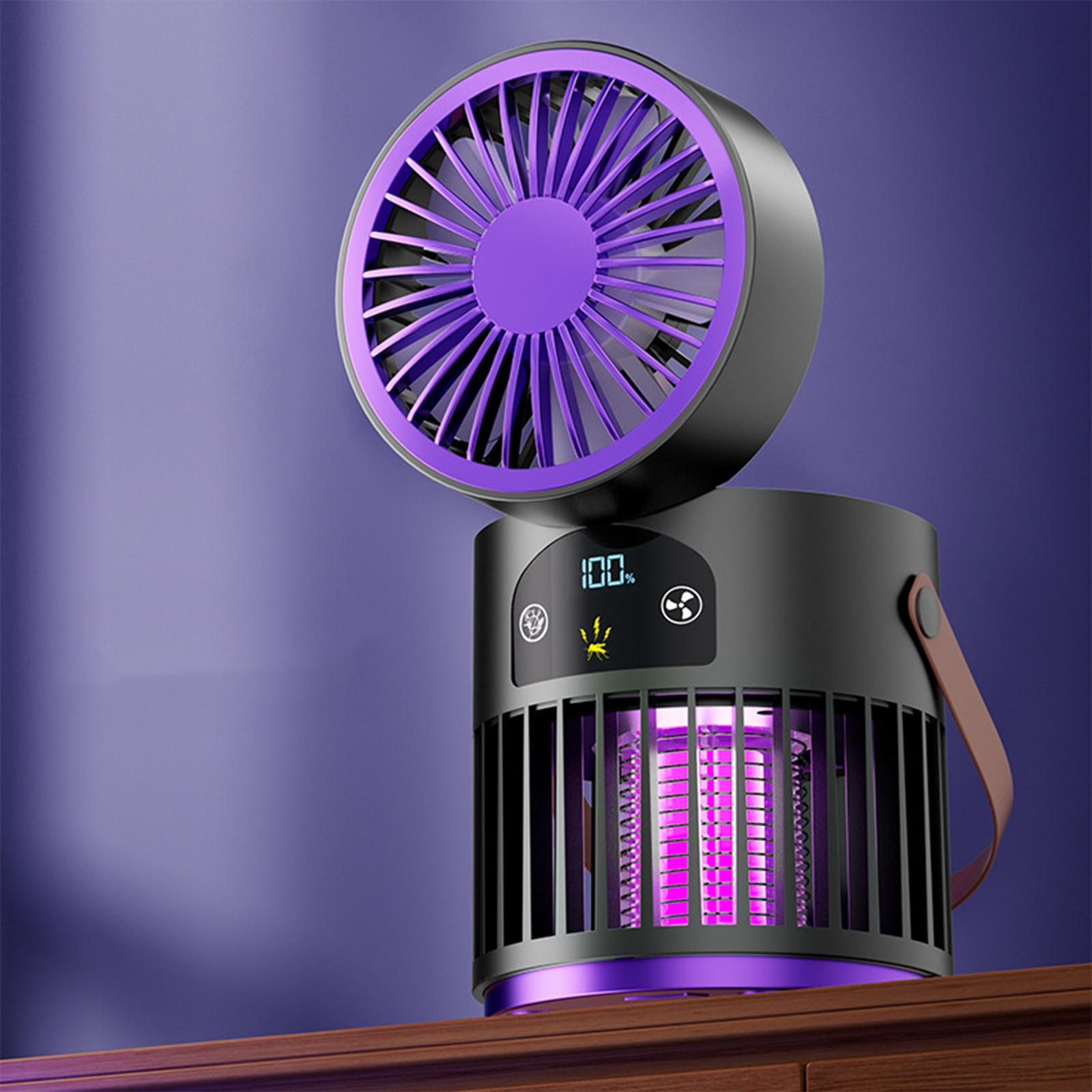 Ein schwarzer und lila Mückentöter mit einem Ventilator oben, der auf einer Holzoberfläche vor einem lila Hintergrund steht.