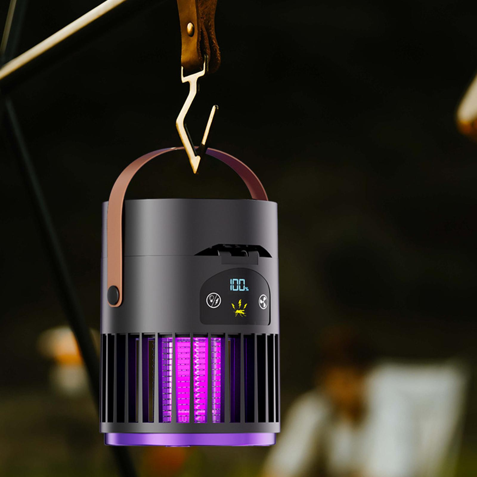 Ein schwarzer Insektenvernichter, der an einem Haken hängt, mit violettem Licht und digitaler Anzeige. Brauner Griff.