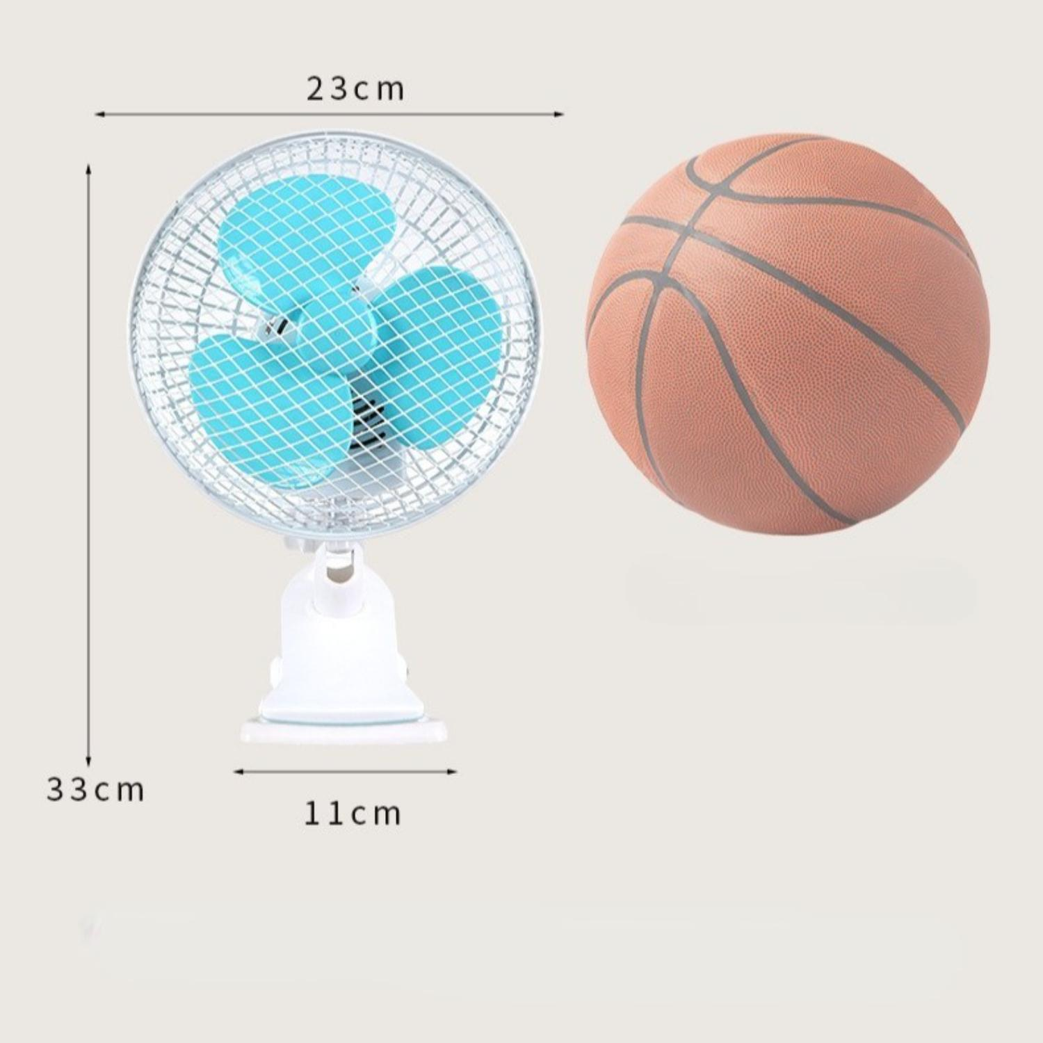 Ein weißer Ventilator mit blauen Flügeln und ein Basketball. Maße sind angegeben: 23 cm, 33 cm und 11 cm.