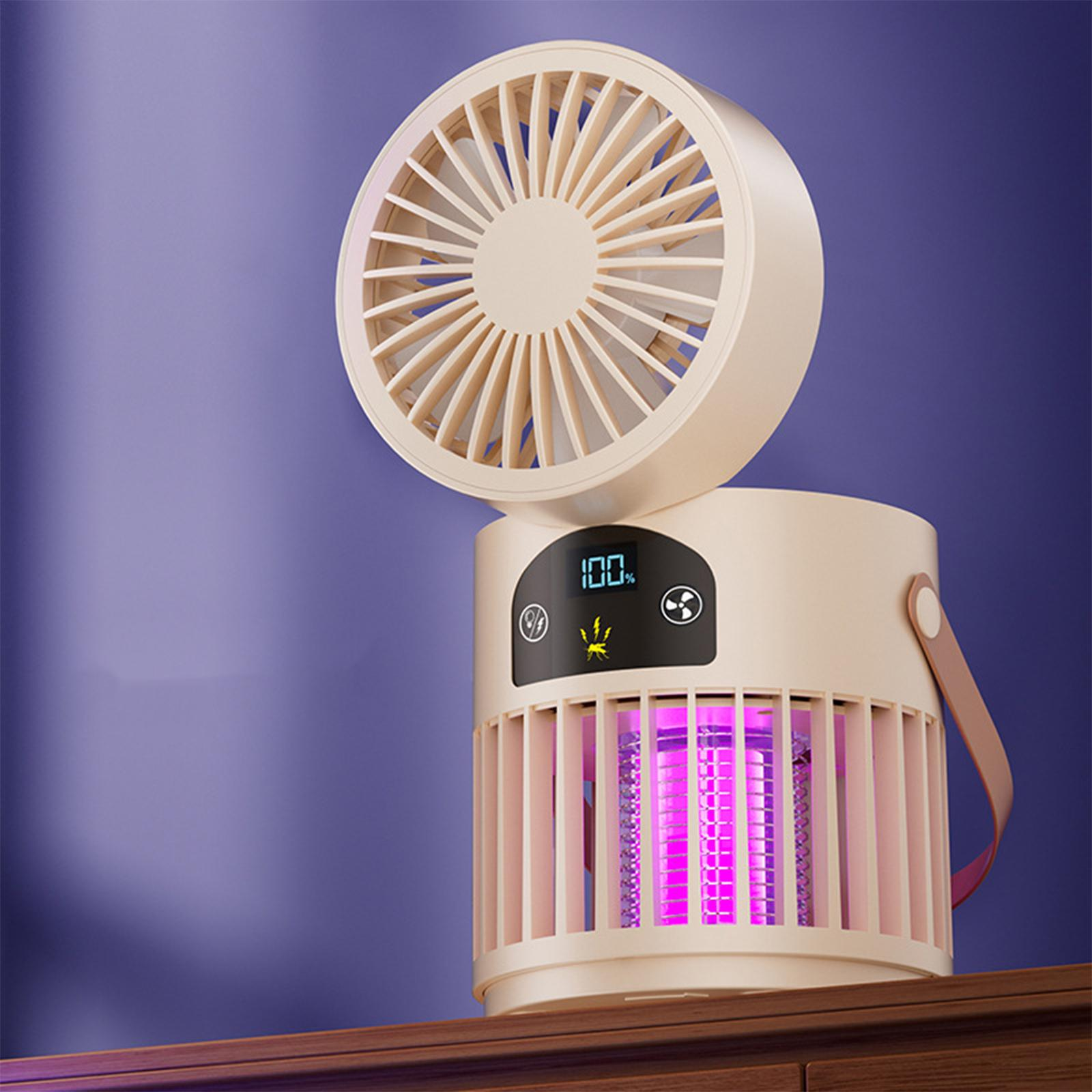 Beiger Ventilator und Insektenvernichter auf brauner Oberfläche vor violetter Wand. Der Ventilator ist geöffnet. Der Zapper leuchtet lila.