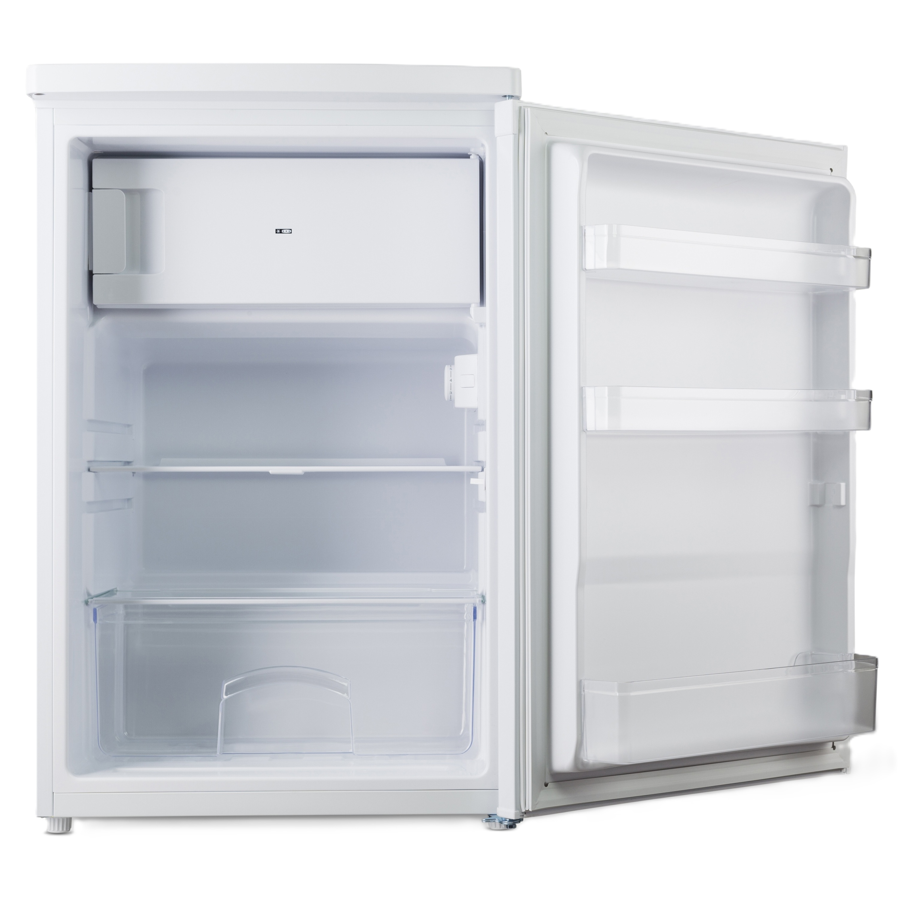 Un mini-frigorifero bianco aperto. La porta è aperta, mostrando ripiani e un vano congelatore. Interno vuoto.