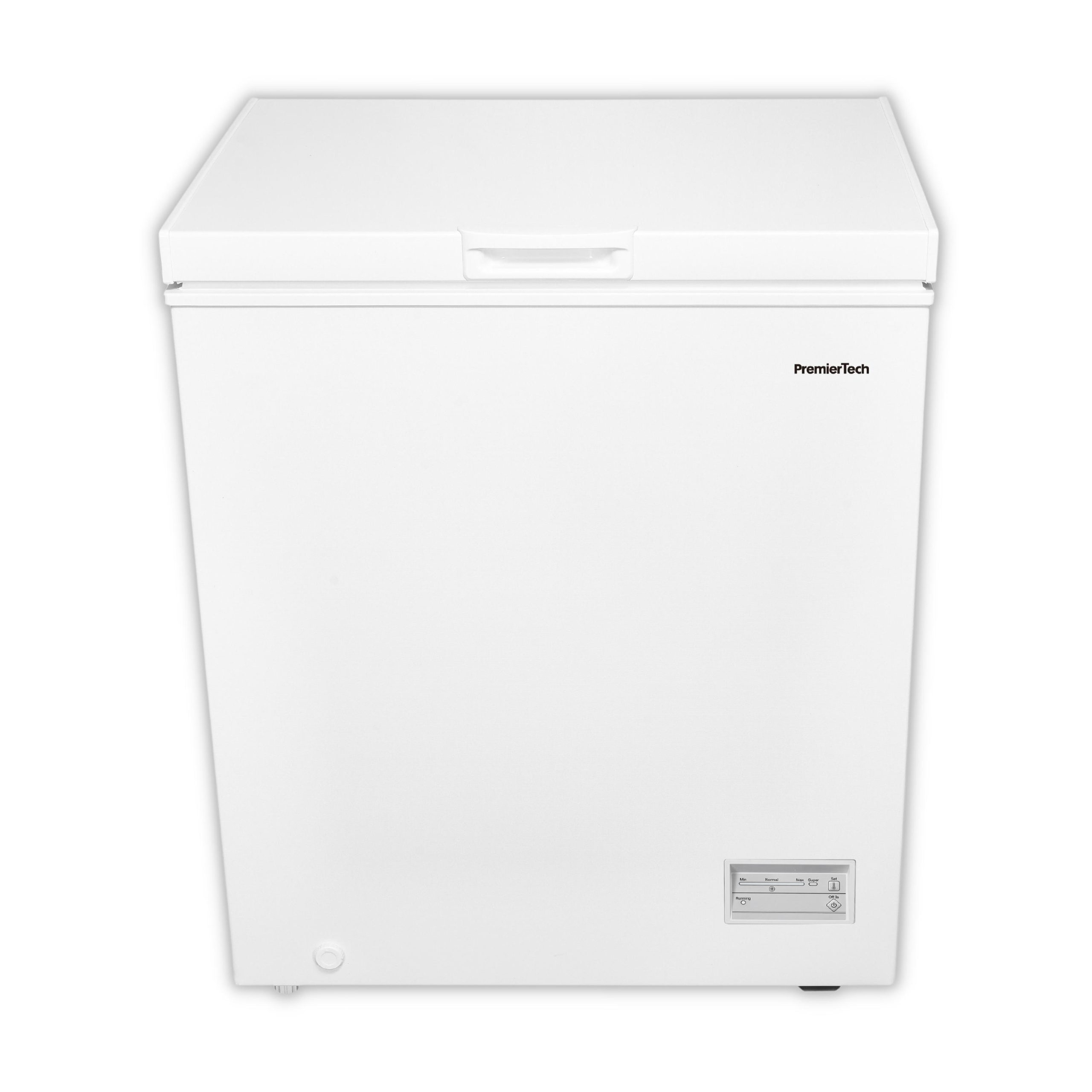 Un congelatore a pozzetto bianco con coperchio e logo PremierTech. Ha un pannello di controllo con impostazioni.