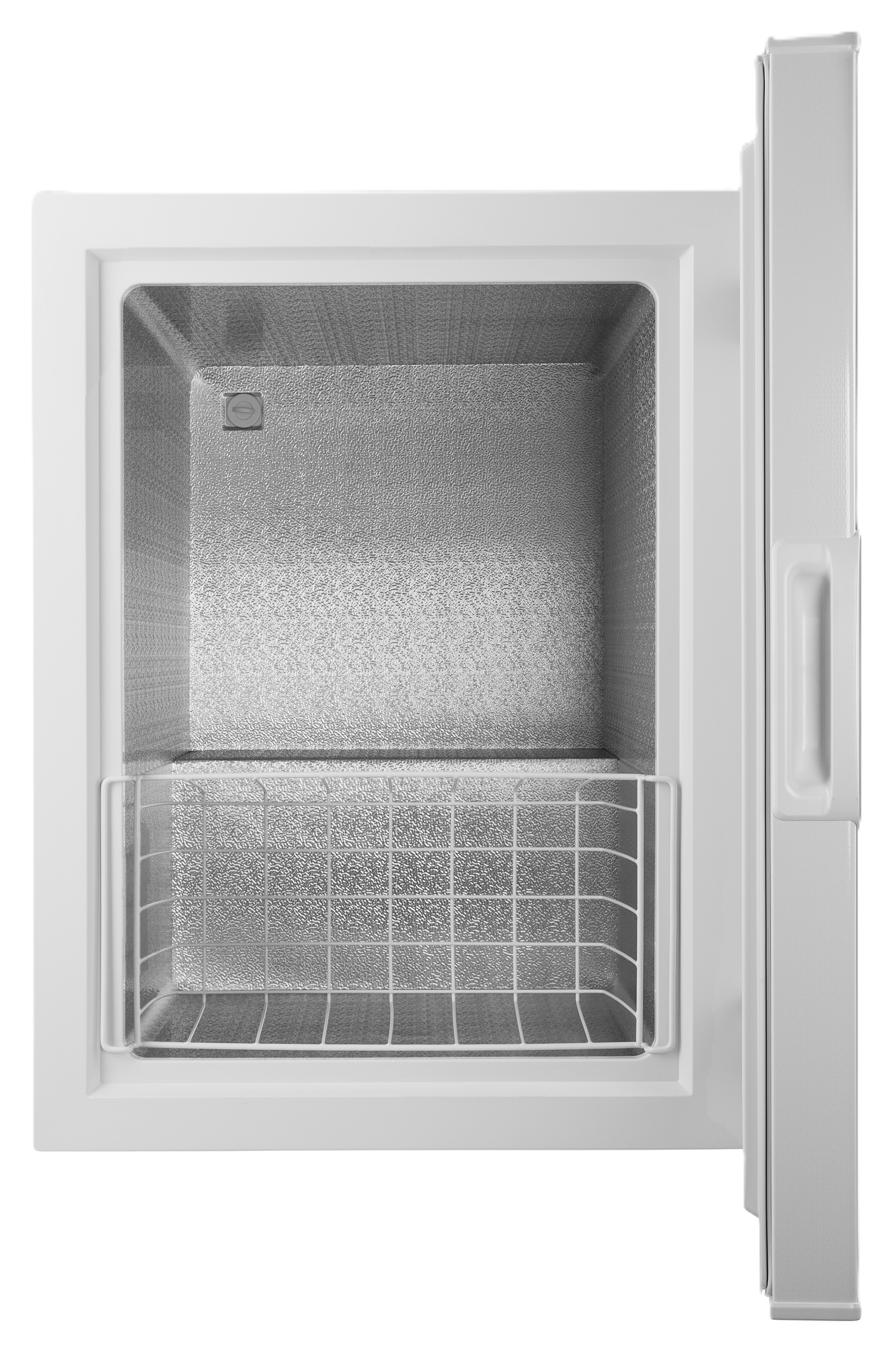Congelatore a pozzetto bianco aperto. La porta è aperta, rivelando l'interno con un cestello in filo metallico. Maniglia sulla porta.