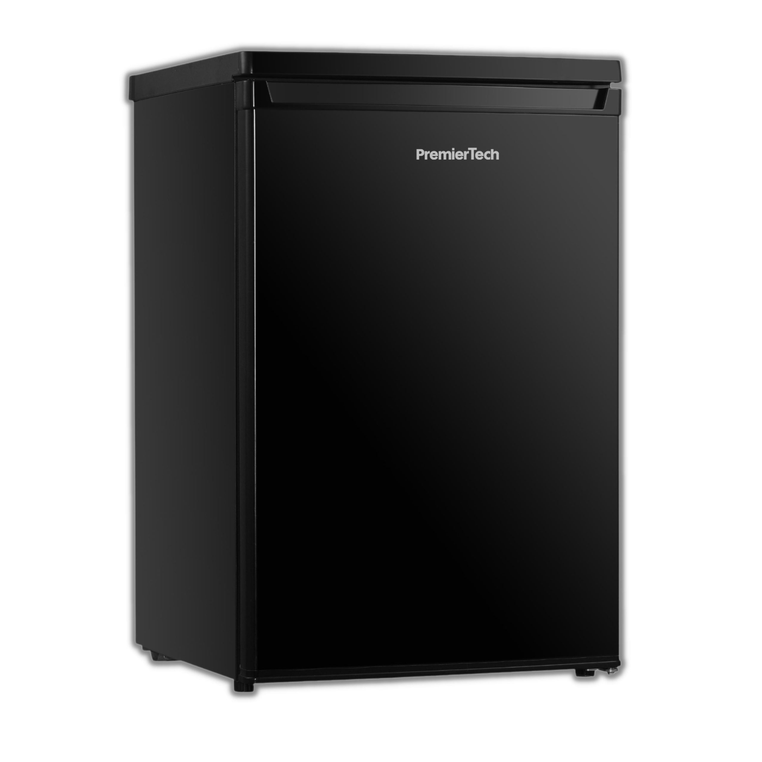 Un mini-frigorifero PremierTech nero su sfondo bianco. Il frigorifero è rettangolare e ha una maniglia.