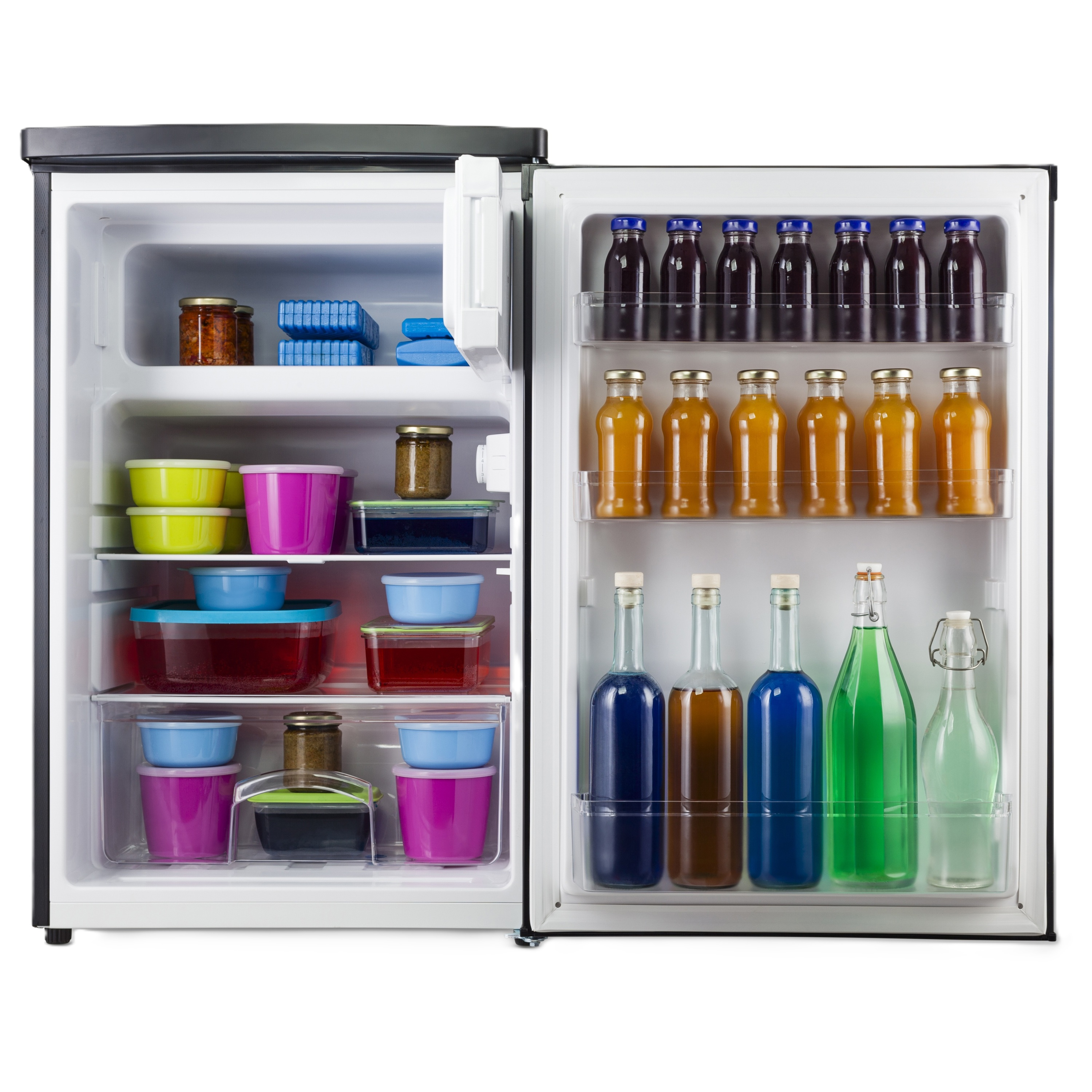 Mini frigo aperto con vasetti, contenitori e bottiglie di succhi e bevande di vari colori.