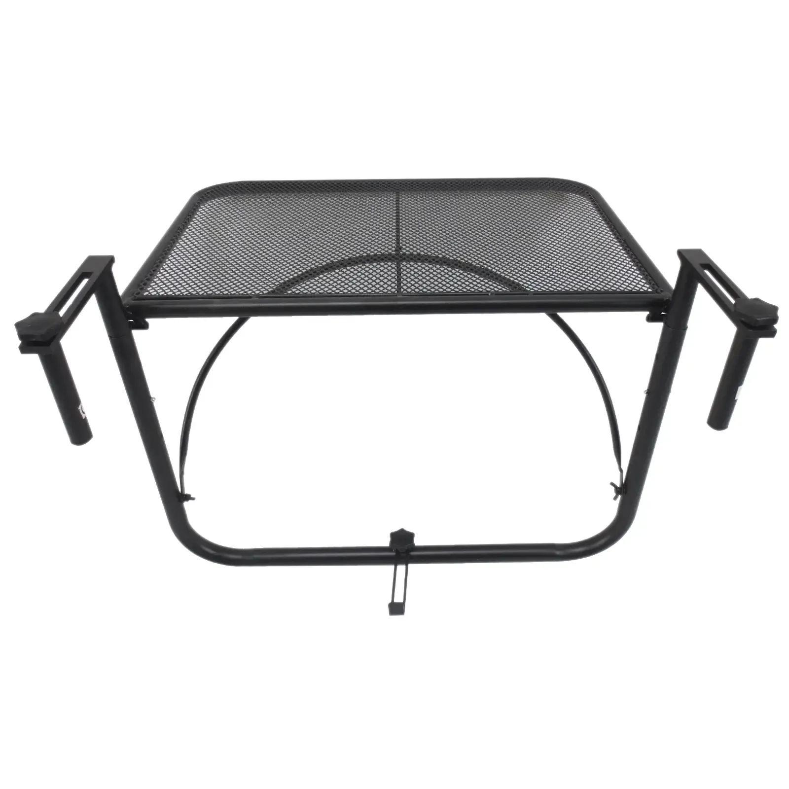 Schwarzer Metalltisch mit einem Mesh-Oberteil. Er hat gebogene Beine und verstellbare Arme.