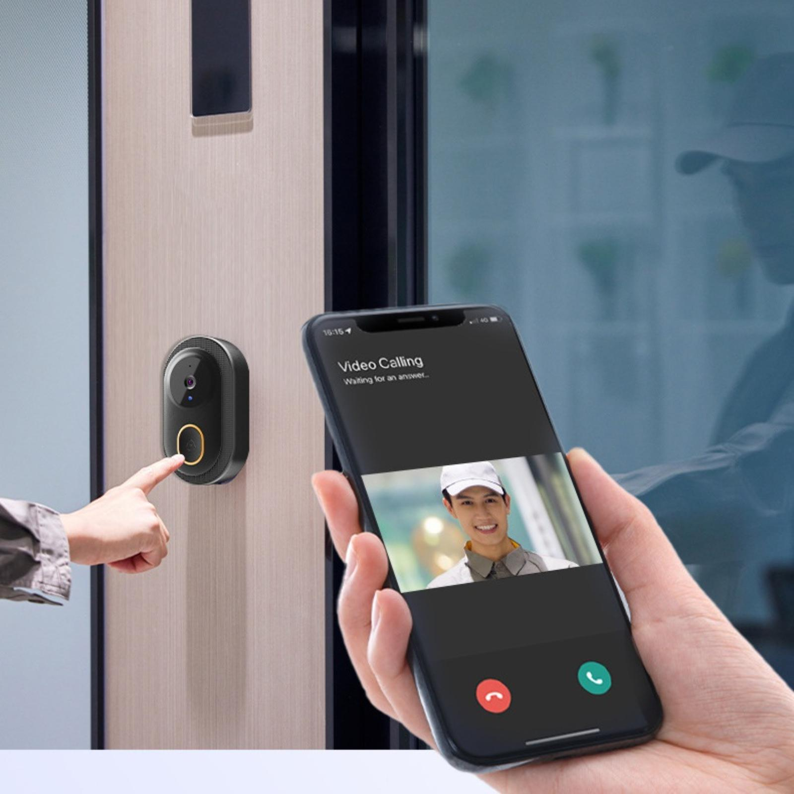 Eine Hand drückt auf eine Türklingel. Ein Telefon zeigt einen Videoanruf mit einem Mann. Die Türklingel und das Telefon befinden sich an einer Holztür.