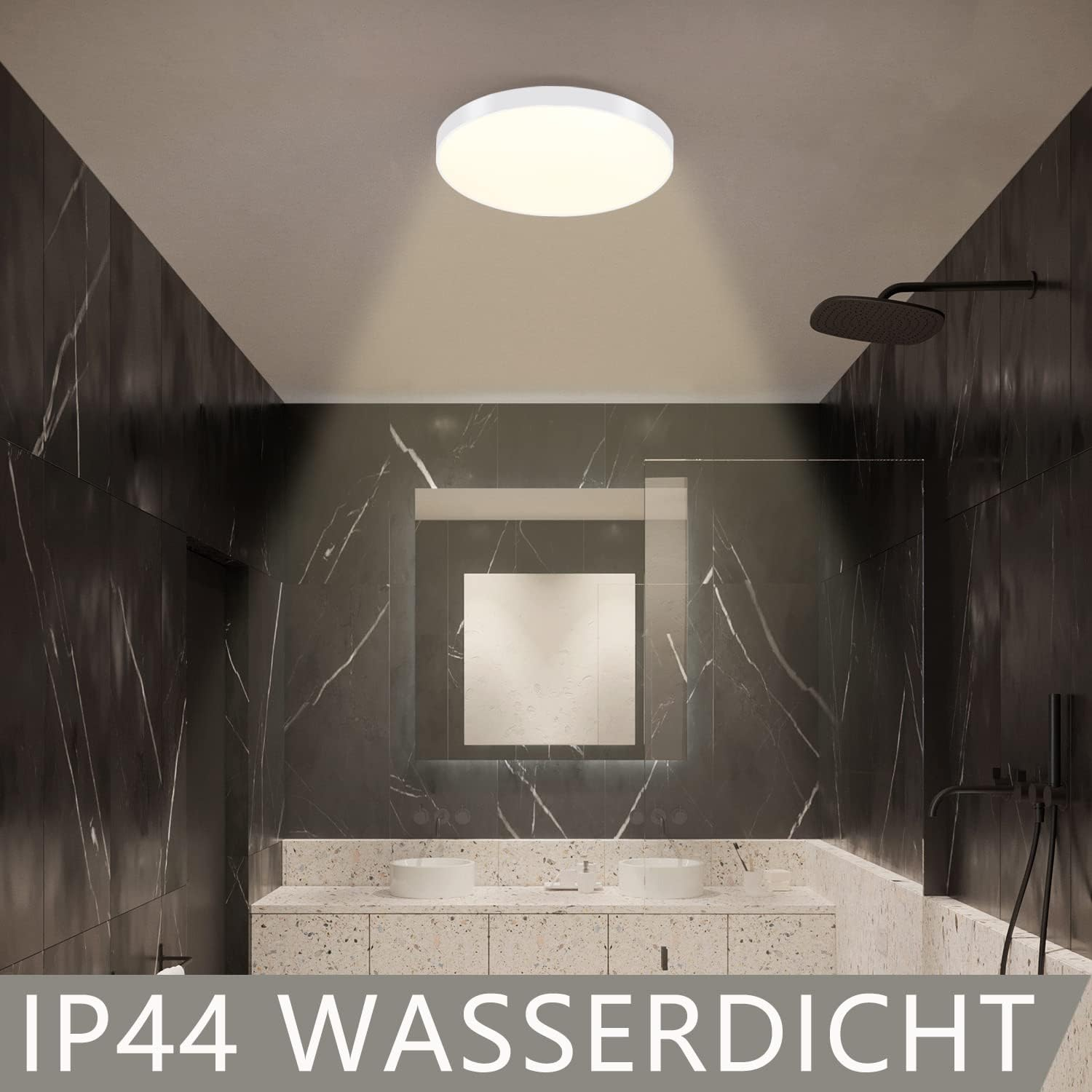 Badezimmer mit Deckenleuchte, schwarzen Marmorwänden, Spiegel, zwei Waschbecken, Duschkopf. Unten steht 'IP44 WASSERDICHT'.