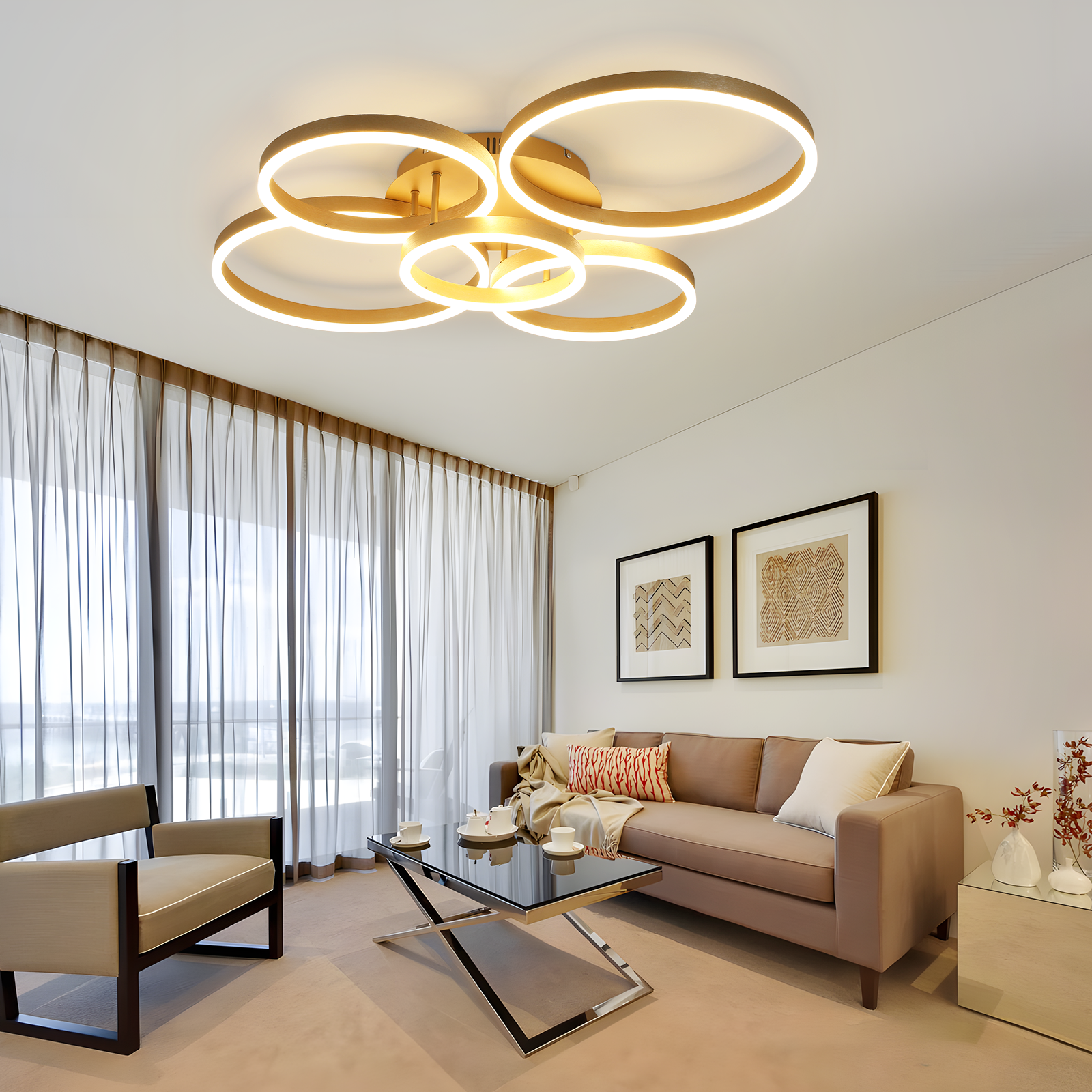 Wohnzimmer mit modernem Kronleuchter, Sofa, Glastisch und großen Fenstern mit Vorhängen.