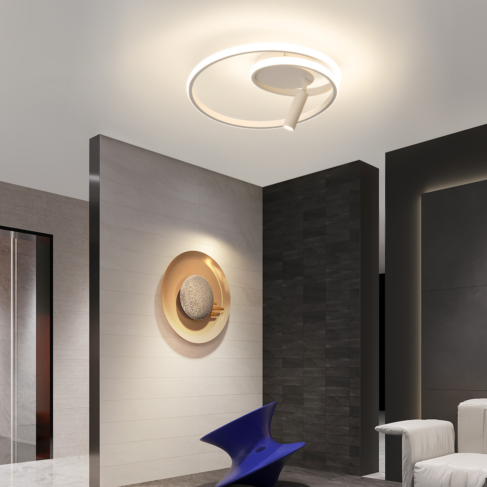 Nowoczesne wnętrze z lampą sufitową. Niebieskie krzesło pod dekoracją ścienną. Biała sofa w tle.