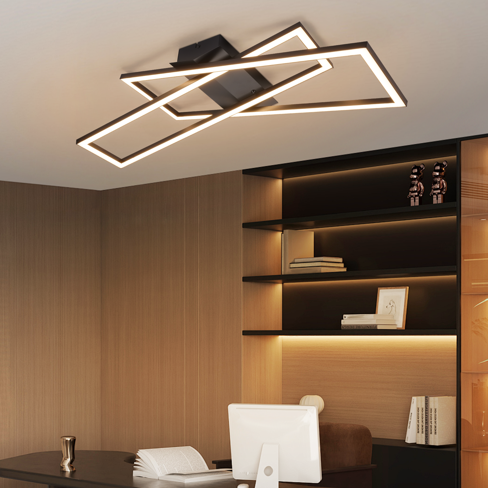 Modernes Bürointerieur. Deckenleuchte. Holzwand und Regale mit Büchern und Dekoration. Schreibtisch mit Computer.