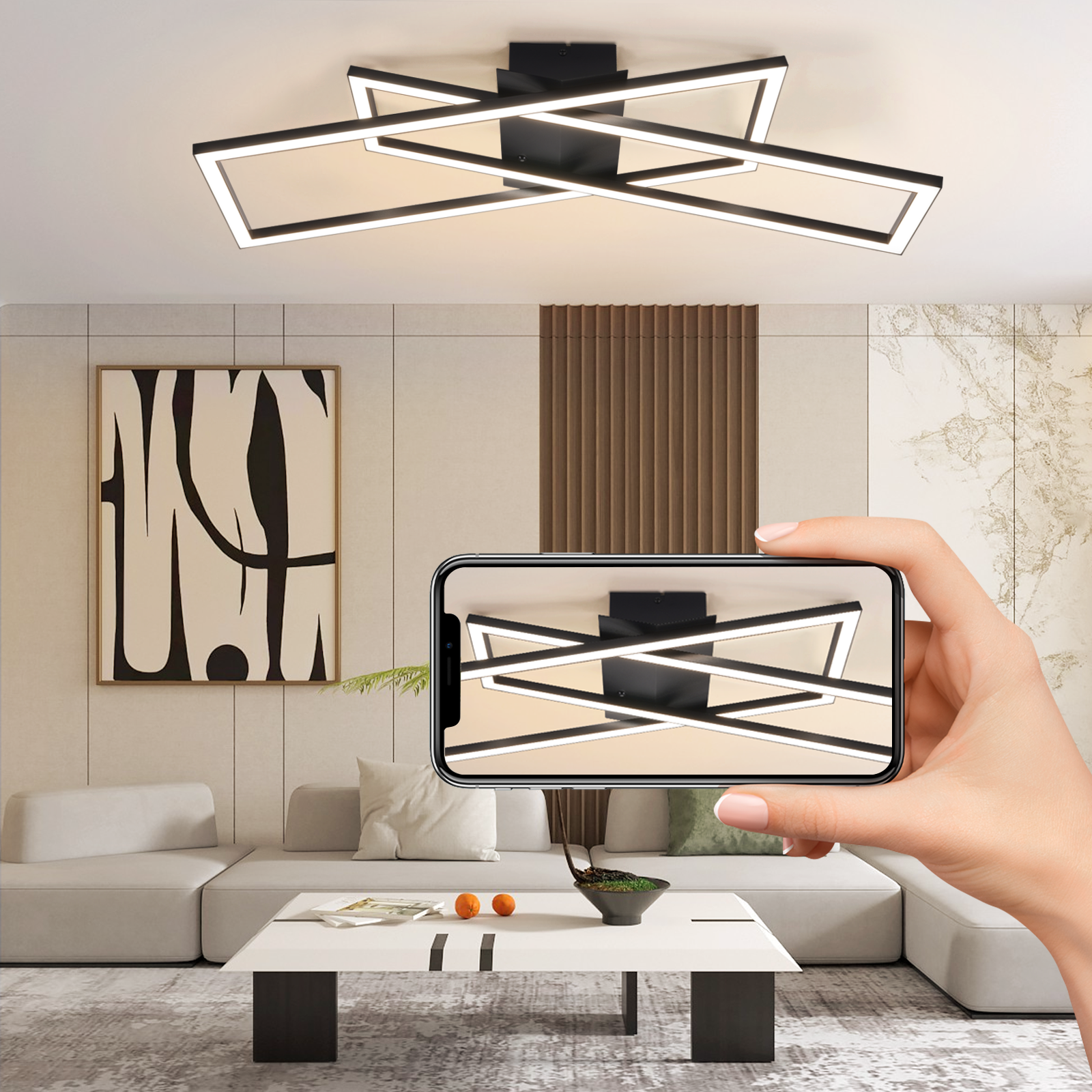 Eine Hand hält ein Telefon, das eine Deckenleuchte zeigt. Das Licht ist schwarz mit weißem Licht. Im Hintergrund ist ein Wohnzimmer.